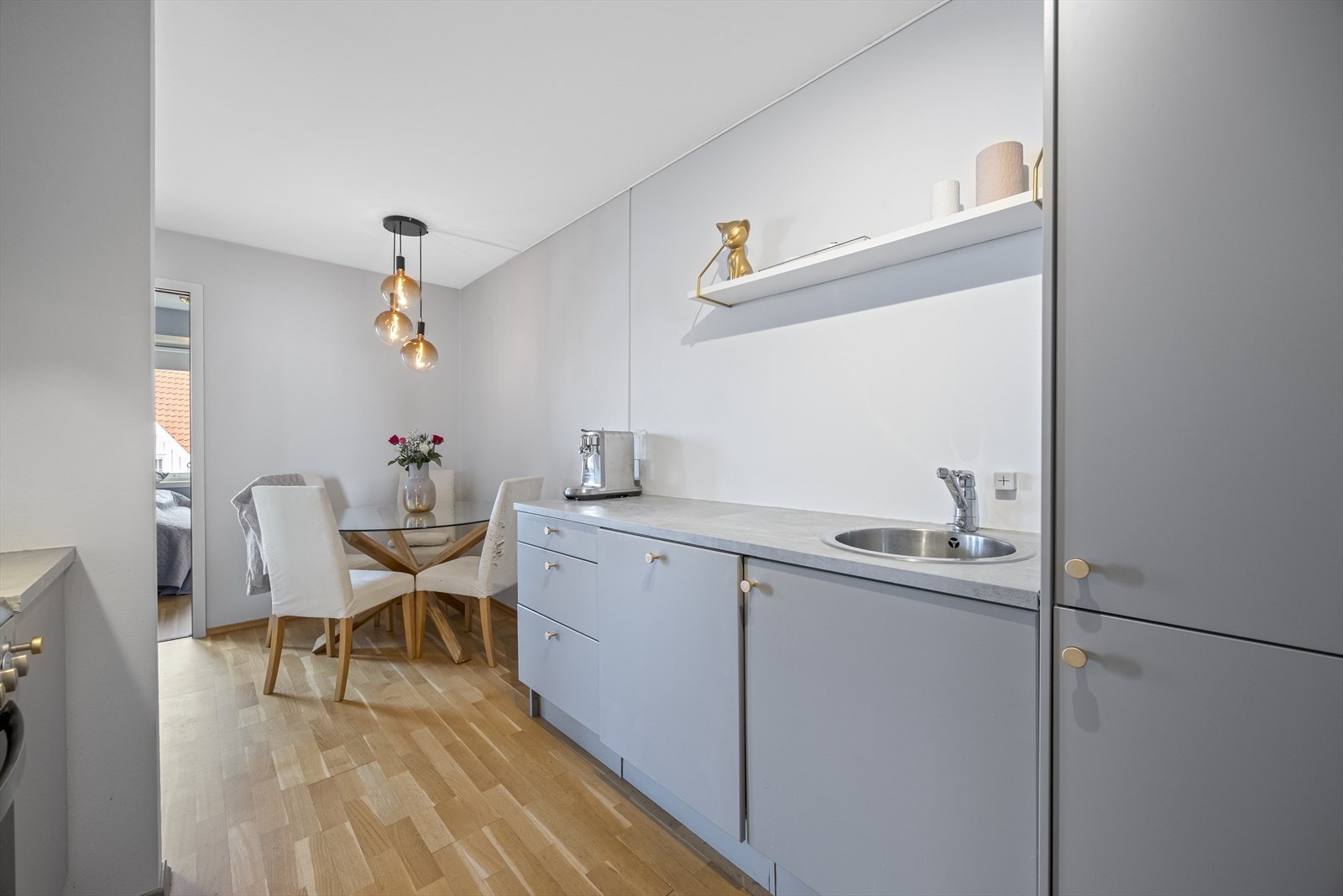 Tilliggende spiseplass ved kjøkken. Galleribilde