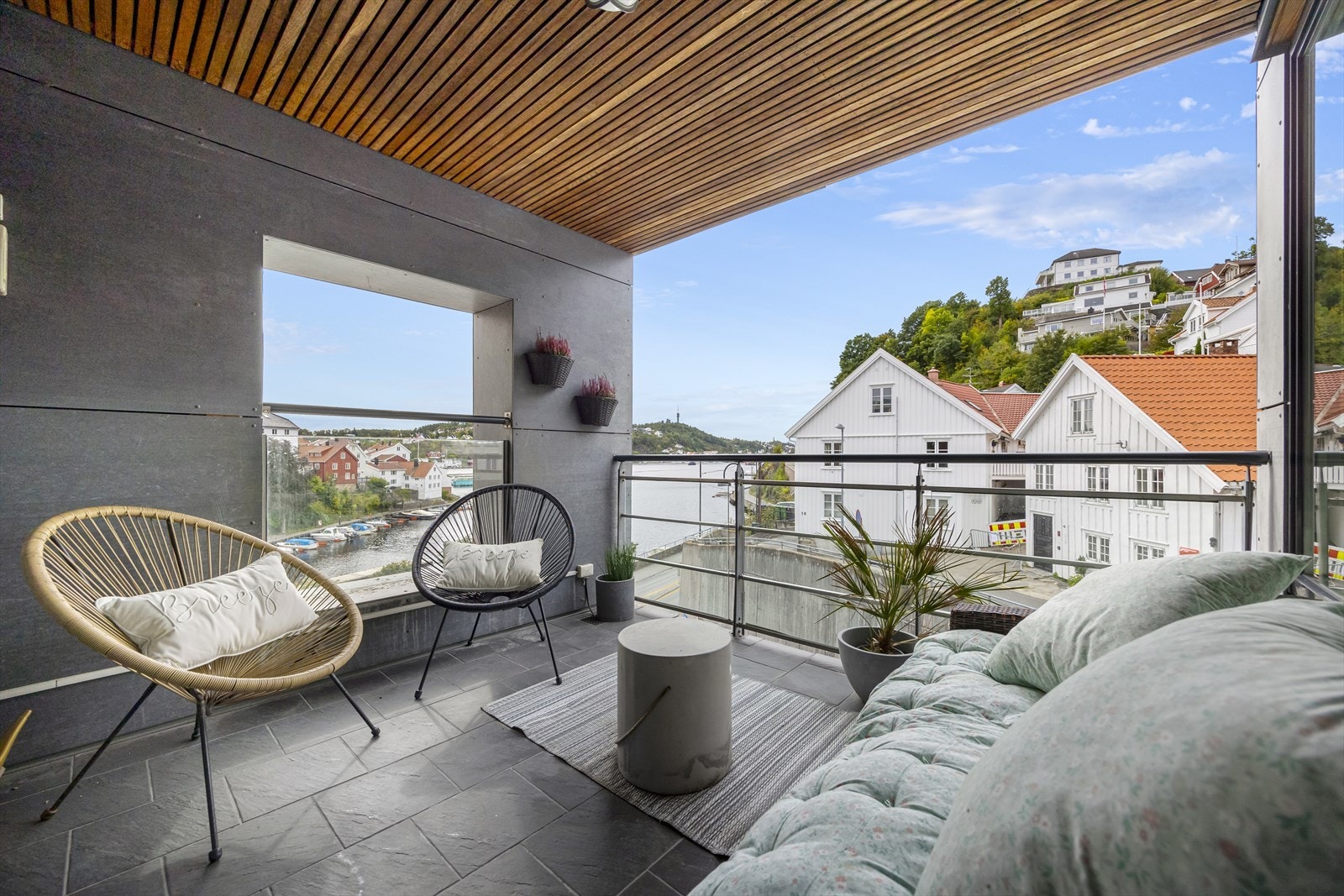 Endeleilighet mot vest med fin fjordutsikt. Romslig overbygget balkong. Legg merke til utsiktsvinduet mot syd som gir ekstra lysinnslipp. Galleribilde