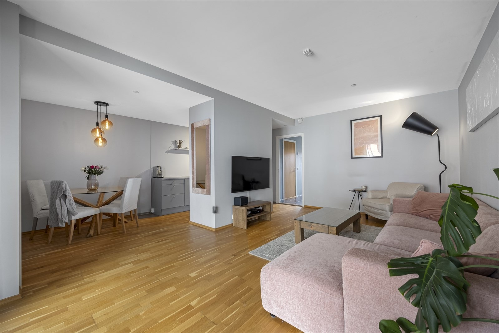 Stue og kjøkkenløsning dels åpen løsning og praktisk romdeler med tv-vegg mot kjøkken, som skjermer kjøkkenet fra stuen. Galleribilde