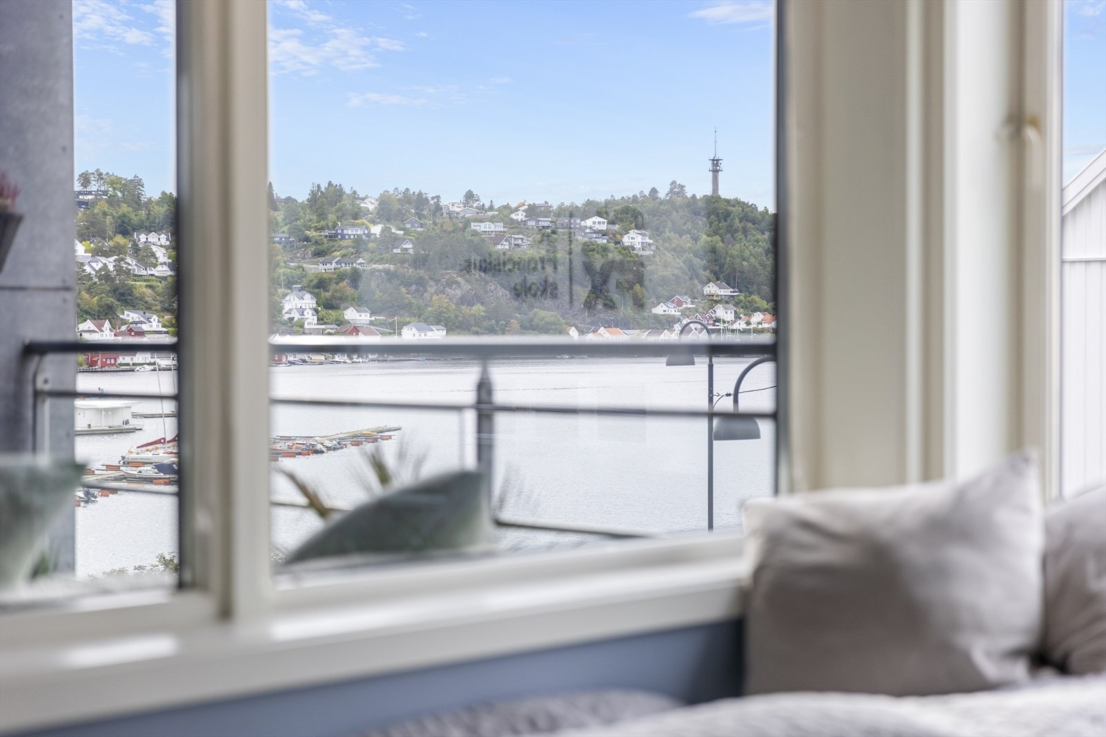 Utsikt mot fjorden. Galleribilde