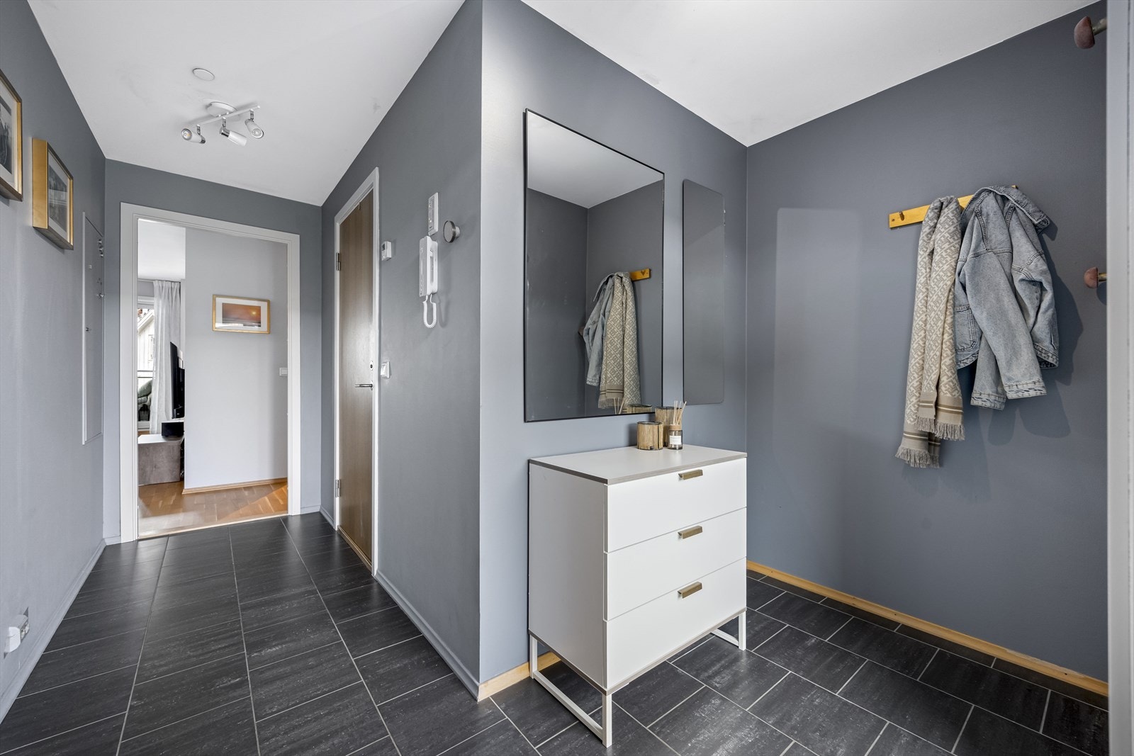 Romslig inngangsparti med god plass til garderobe. Galleribilde