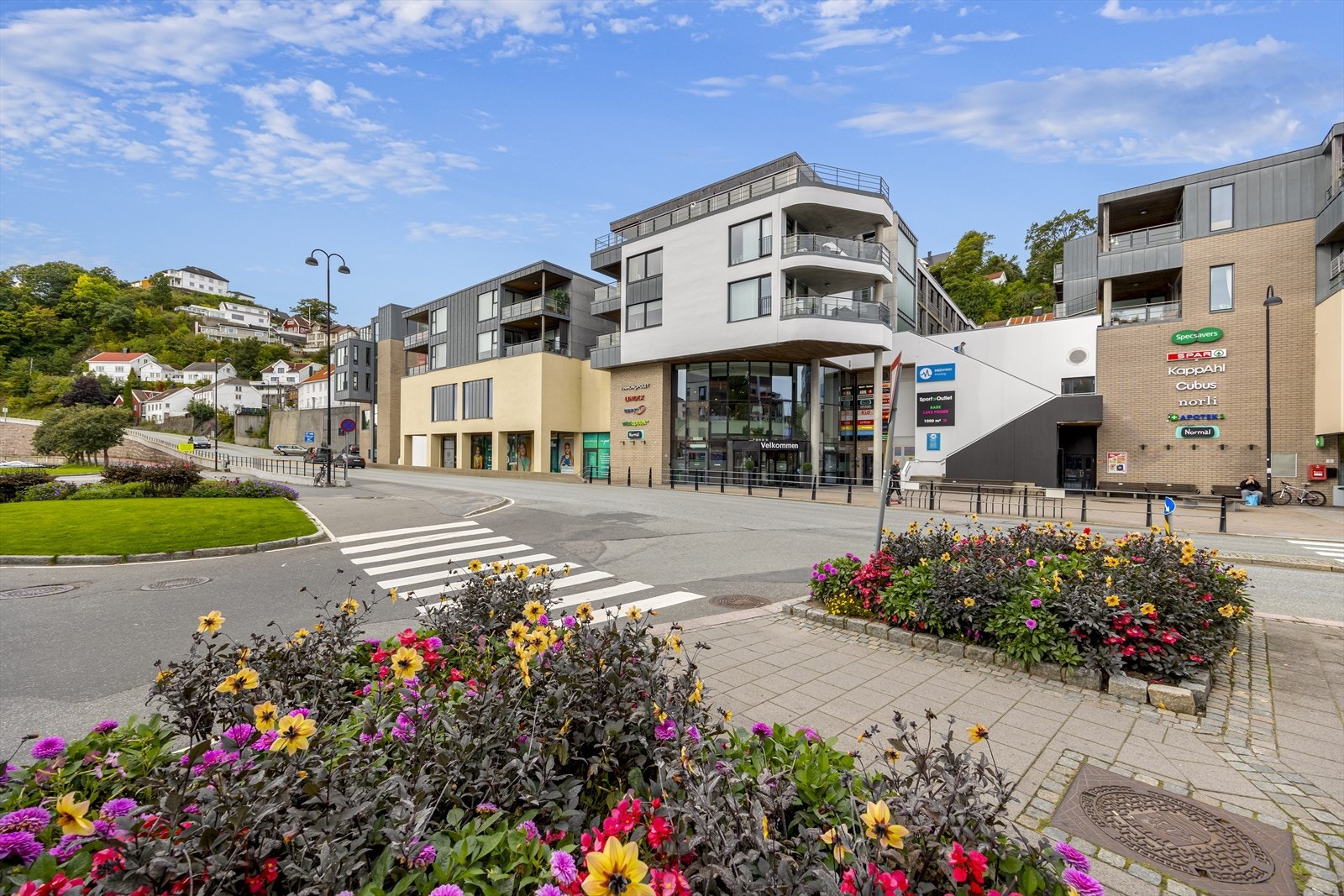 Arena Park har en flott beliggenhet så sentralt som det går an i Arendal, på toppen av Alti Arendal og like ved sjøen. Med leilighet i Arena park bor man midt i begivenhetenes sentrum, og alt av byens fasiliteter i umiddelbar nærhet. Galleribilde