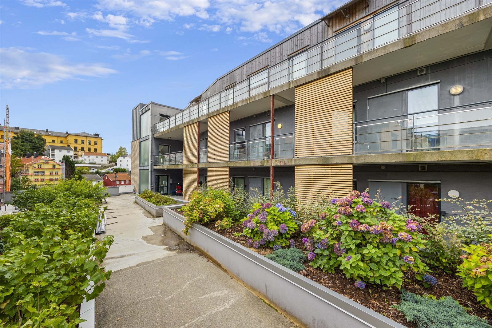 Ved inngangsparti er det et hyggelig, skjermet tun. Heis til alle etasjer, direkte fra gateplan. Galleribilde