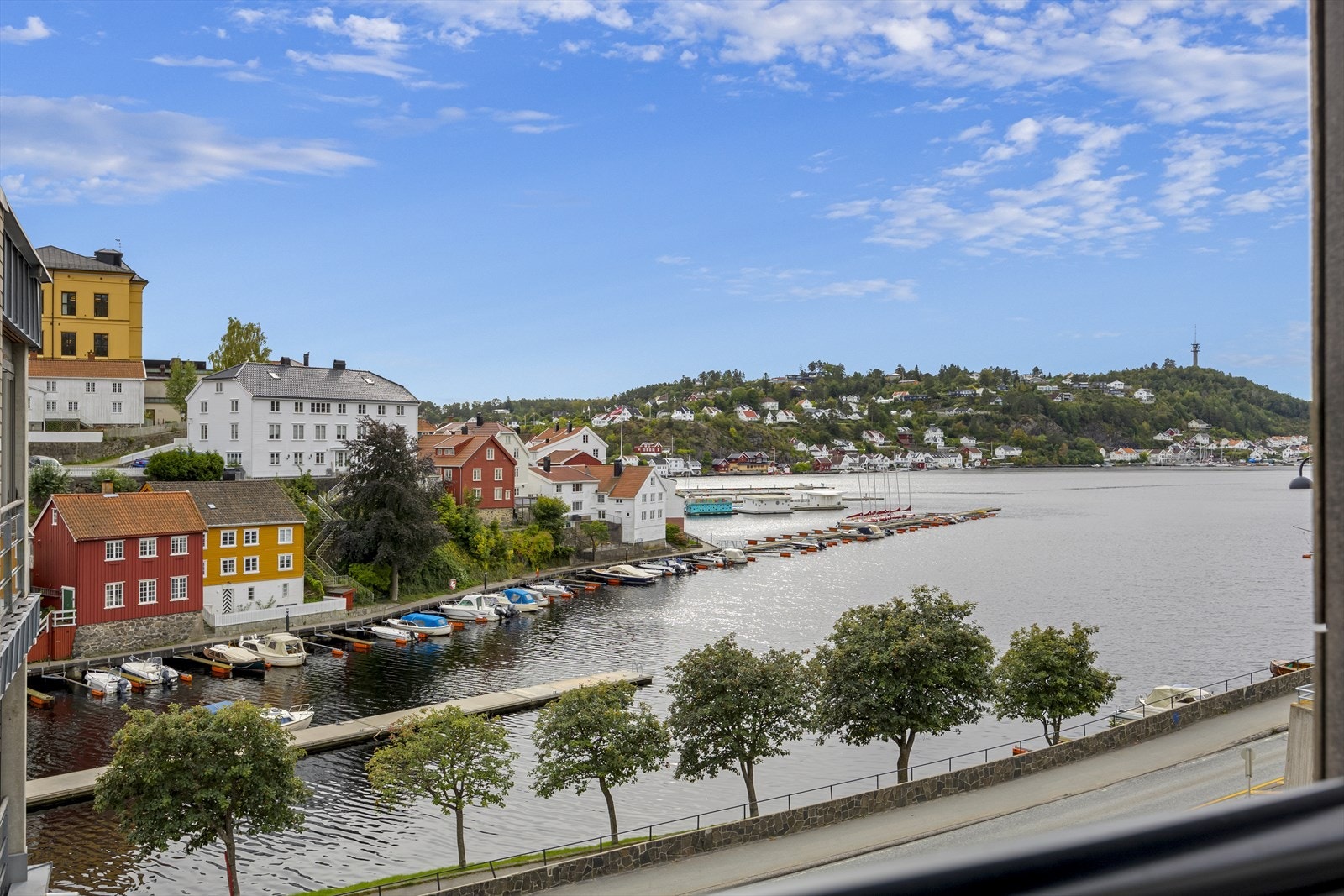 Nydelig utsikt mot Tyholmen og Kittelsbukt. Galleribilde