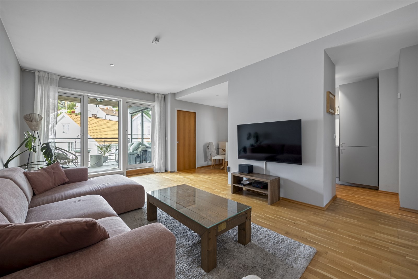 Moderne og tidsriktig, pent oppussset 3 roms leilighet med dels åpen kjøkkenløsning. Galleribilde