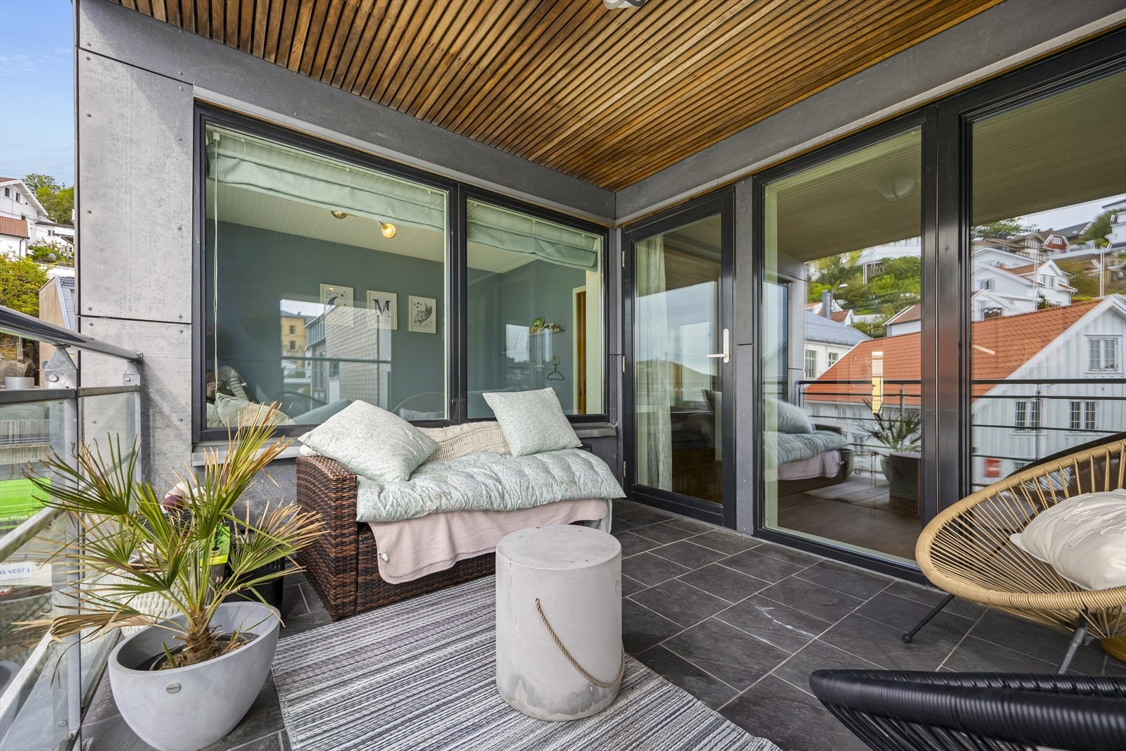 Overbygget balkong med gode solforhold. Galleribilde