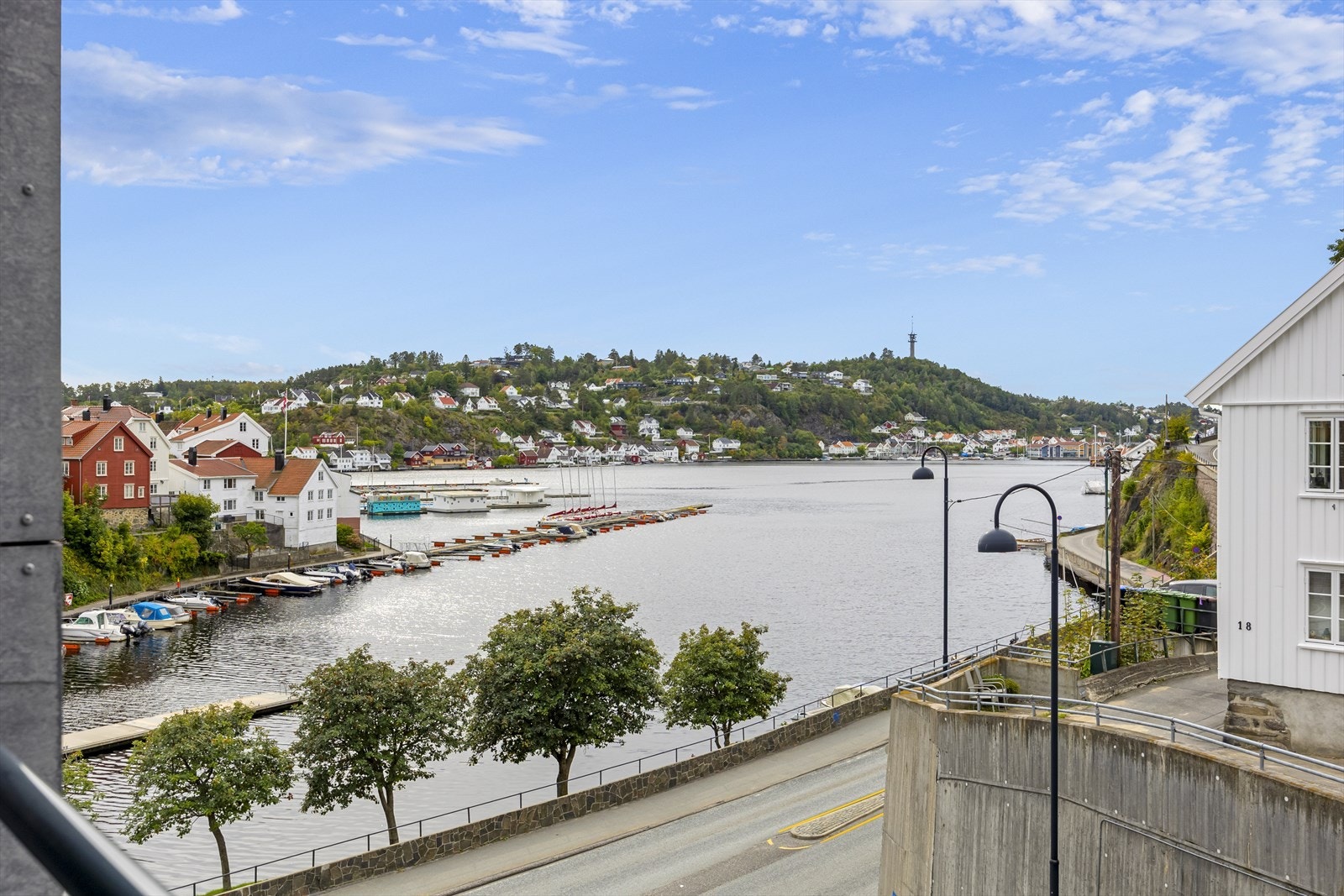 Velkommen til Arena Park II - Lys og moderne 3-roms leilighet i Arena Park. Leiligheten ligger lengst vest i bygget og har fin utsikt mot Kittelsbukt og områdene rundt. Galleribilde