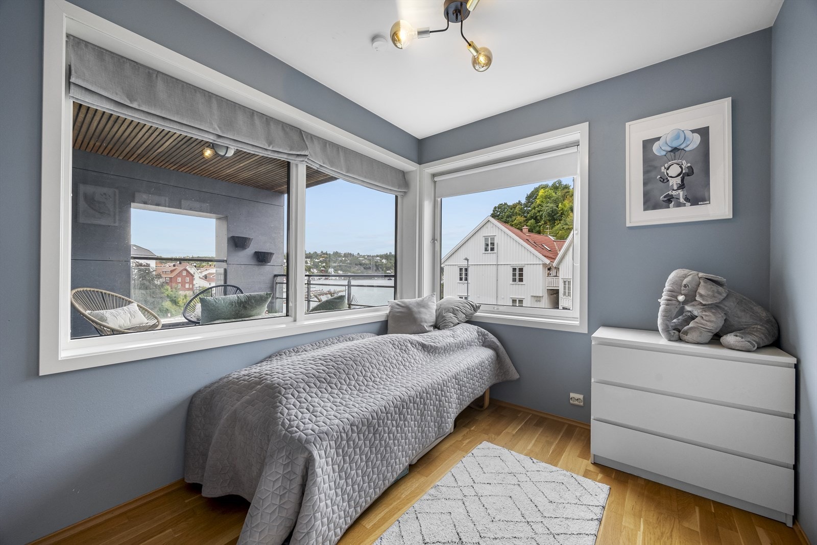 Gjesterom / kontor med fin utsikt. Galleribilde