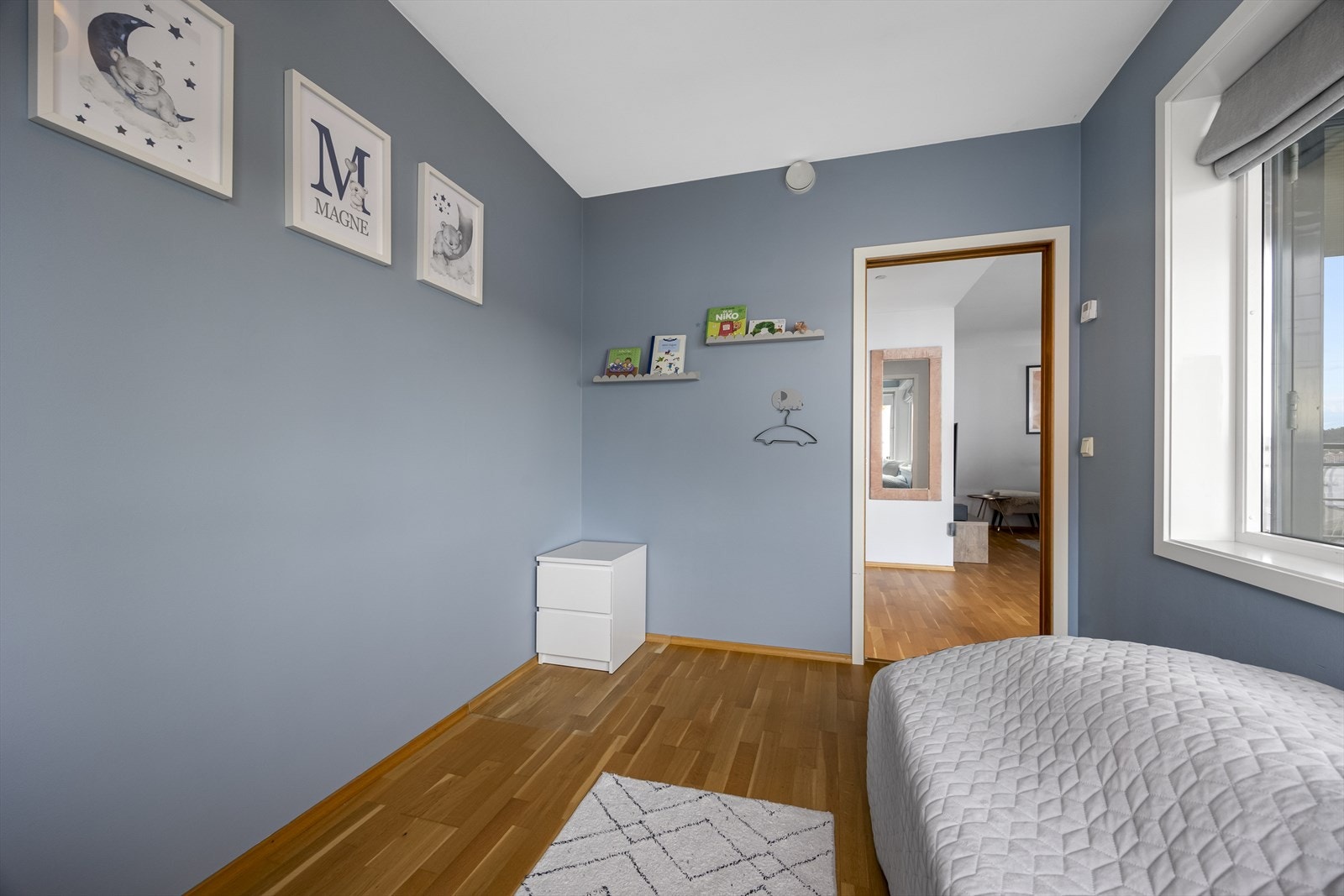 Gjesterom / kontor har skyvedør mot stuen for fleksibel bruk. Galleribilde