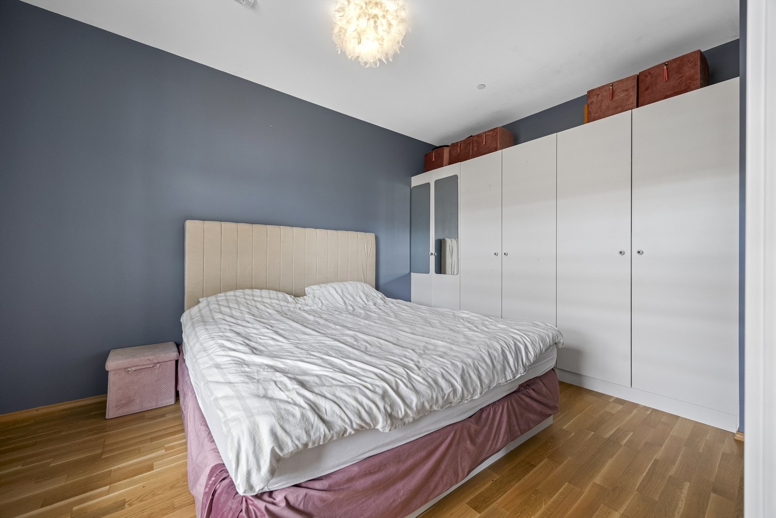 Hovedsoverom med god skapplass. Galleribilde