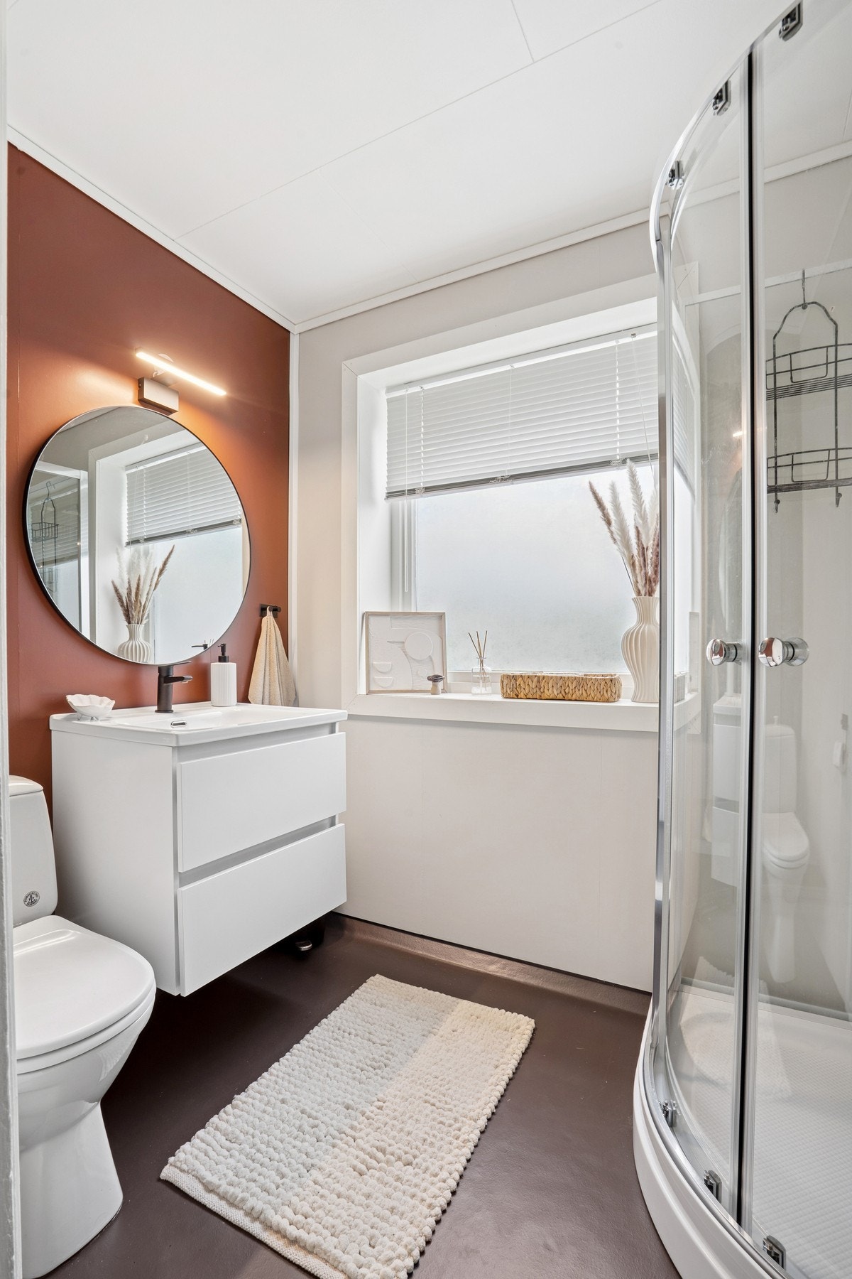 Badet har overflater av nyere dato, samt ny baderomsinnredning Galleribilde