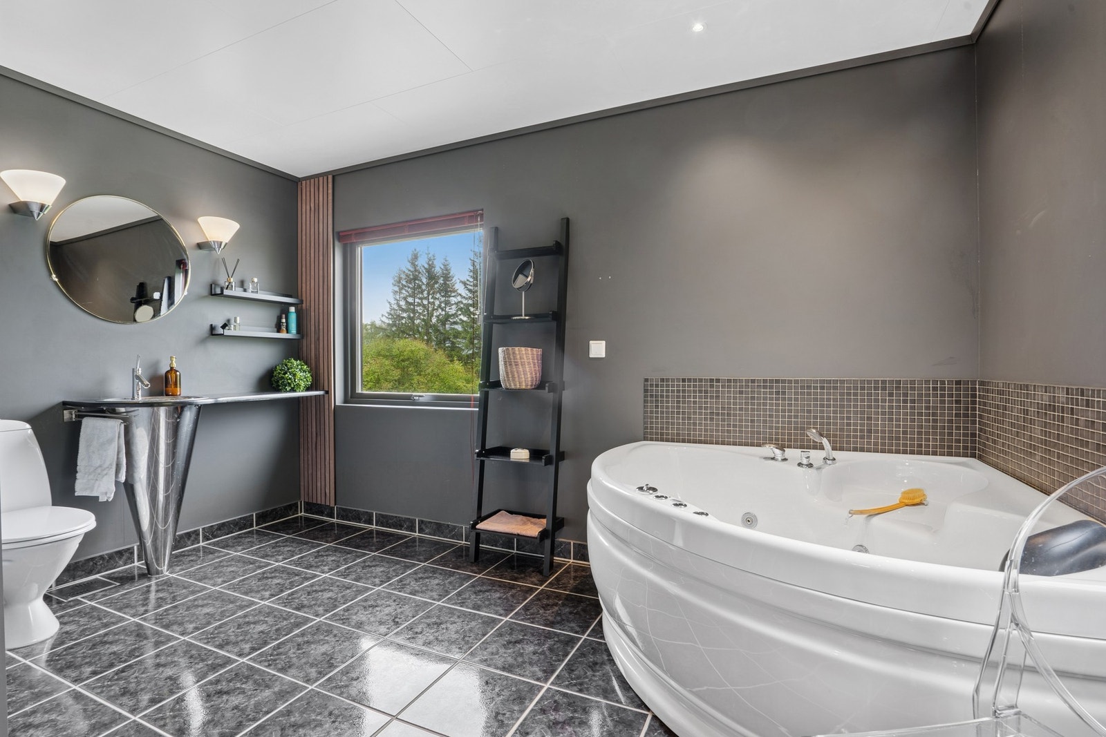 Boligen har to bad, hvor badet i 1.etasje er av god størrelse Galleribilde