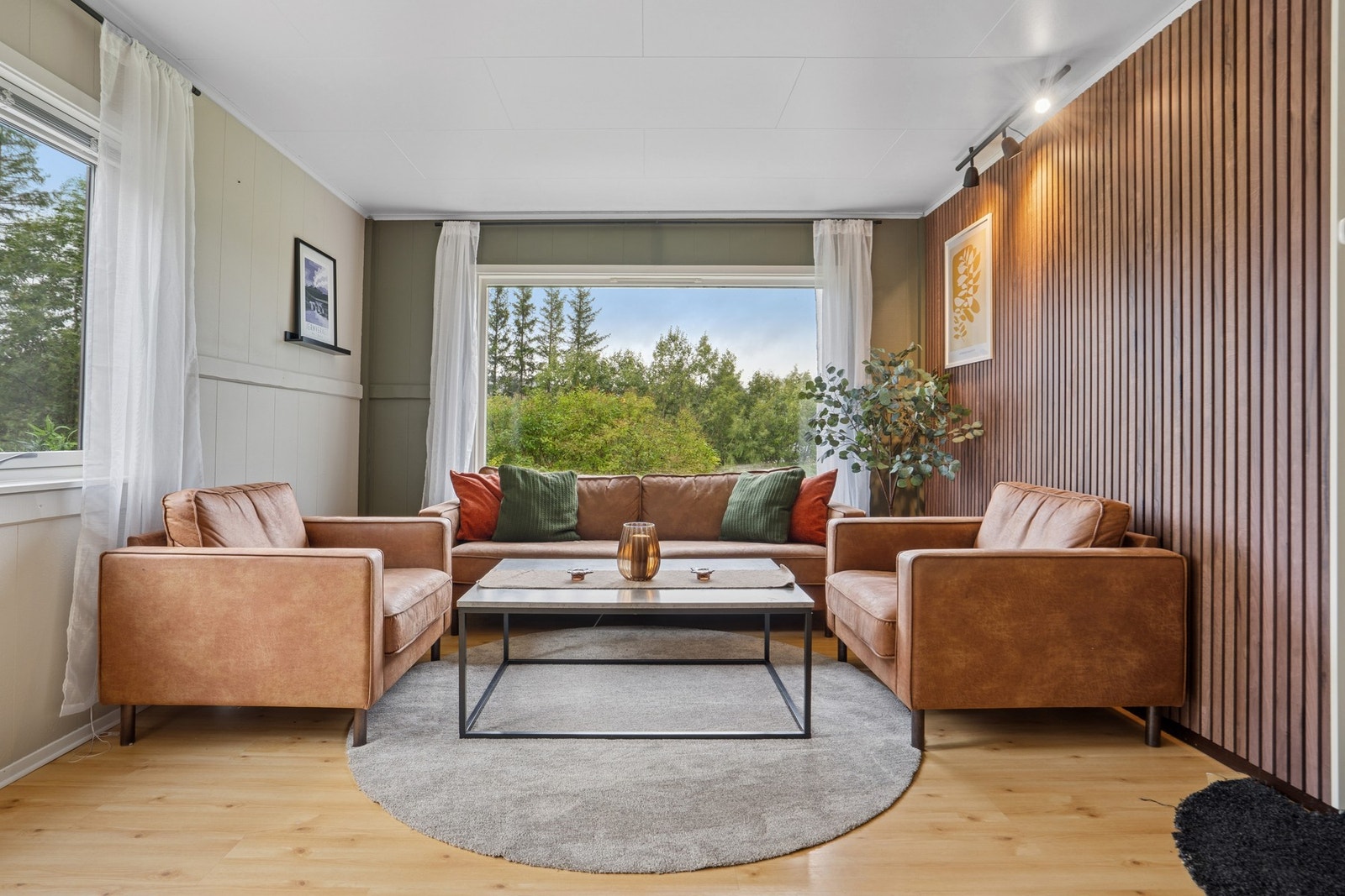 Boligen blir varmet opp med vedfyring i sokkeletasjen og elektrisitet Galleribilde