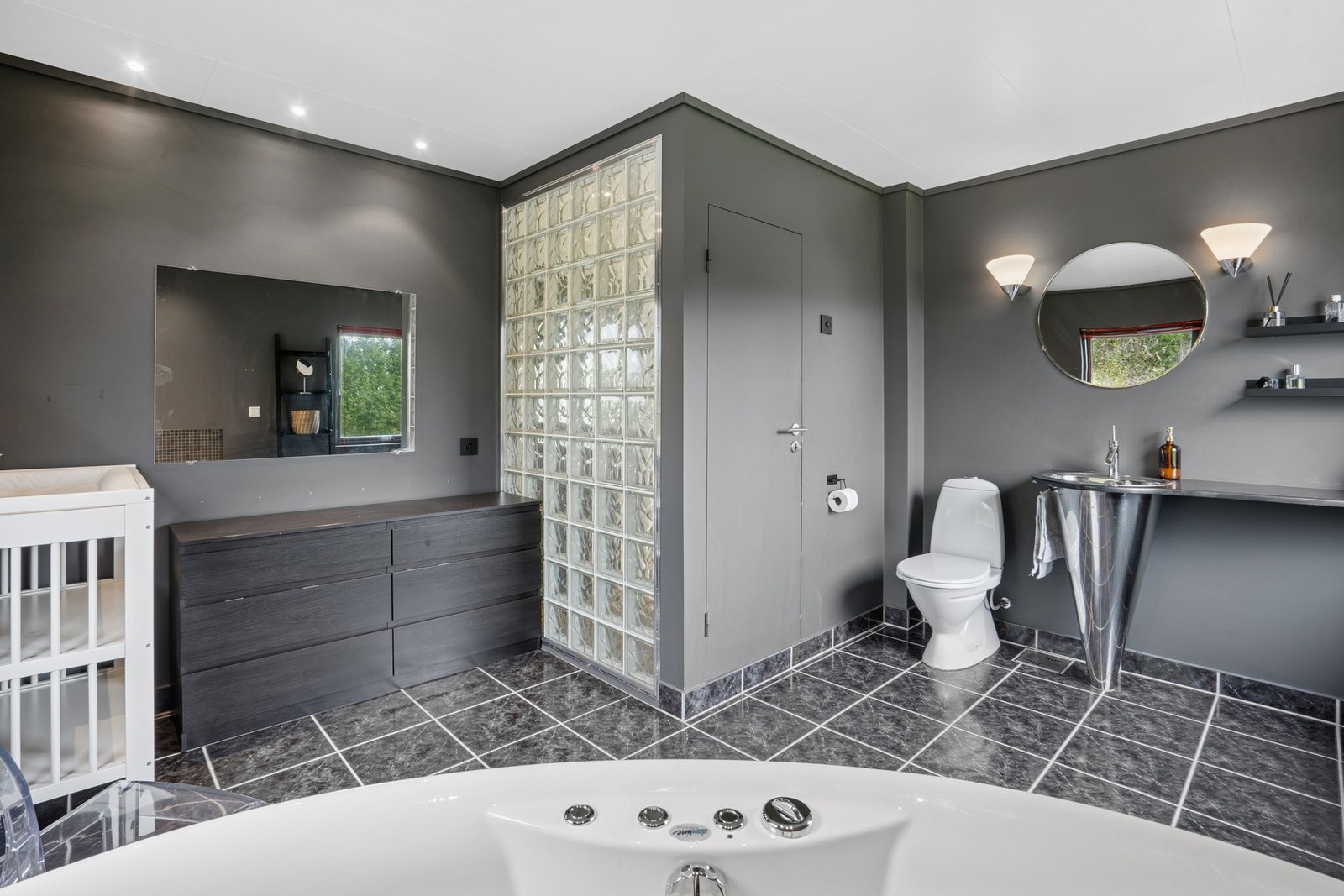 Det er elektrisk termostatstyrte varmekabler i gulvet Galleribilde