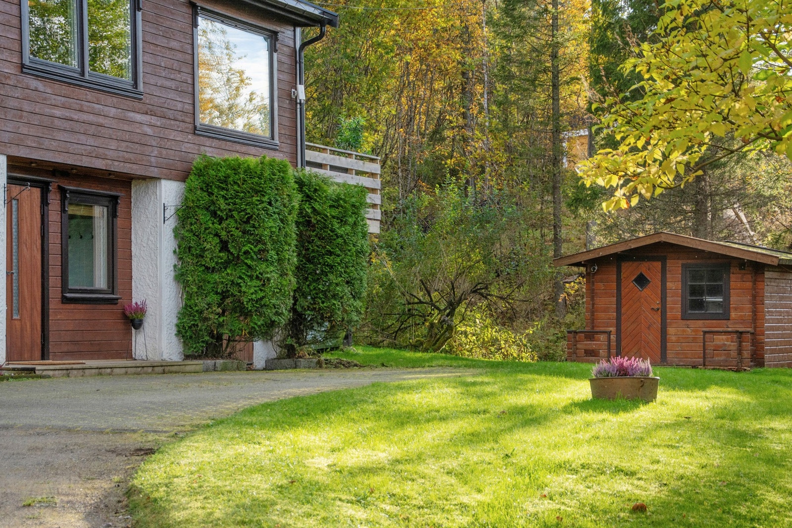 Det er gruset innkjørsel og belegningsstein foran inngangspartiet Galleribilde