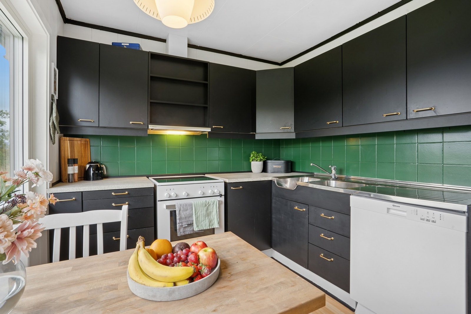 Godt med skap og benkeplass Galleribilde