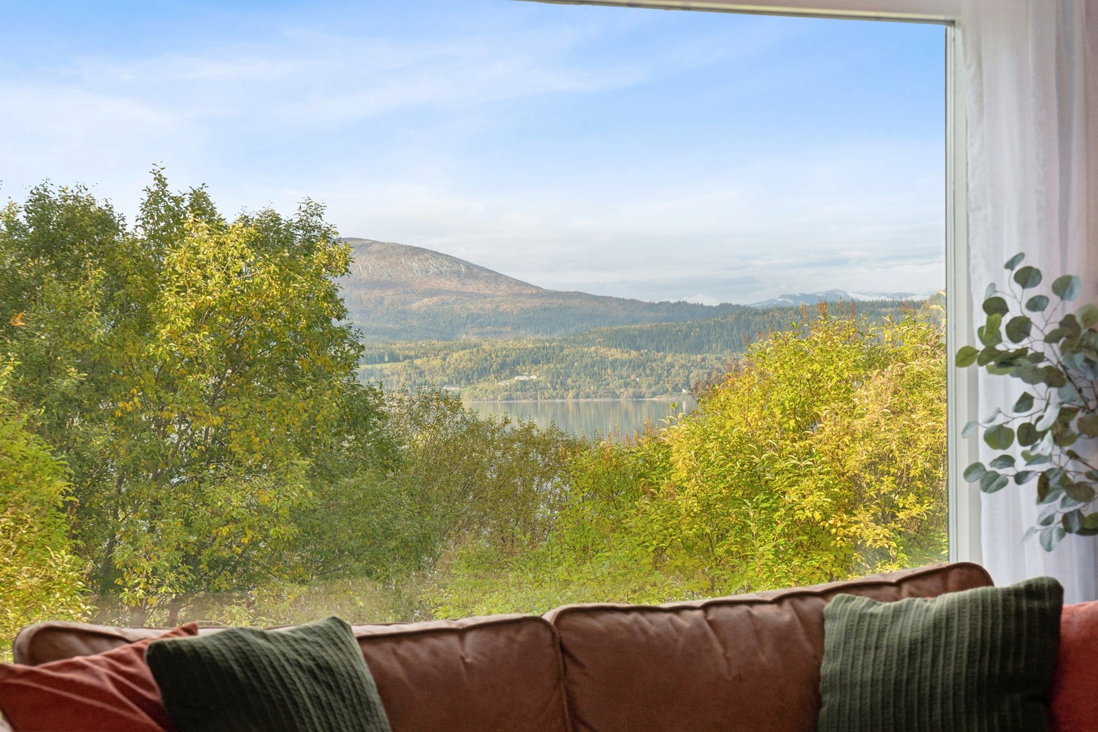 En innholdsrik enebolig med terrasse, utsikt og fine uteområder Galleribilde