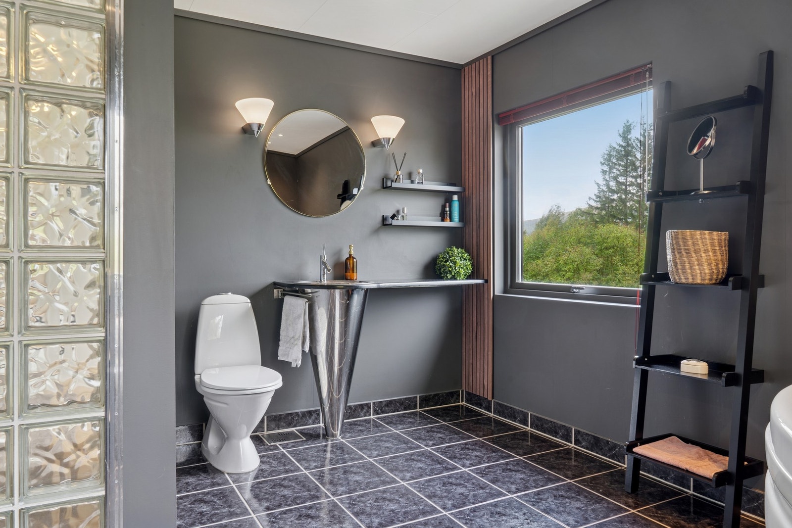 Hovedbadet har servant, toalett og badekar Galleribilde