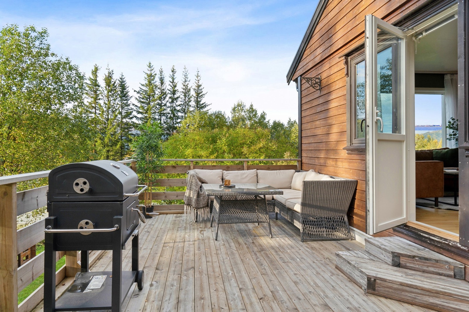 Terrasse på 20 m² med god plass til både møblementer og grill Galleribilde