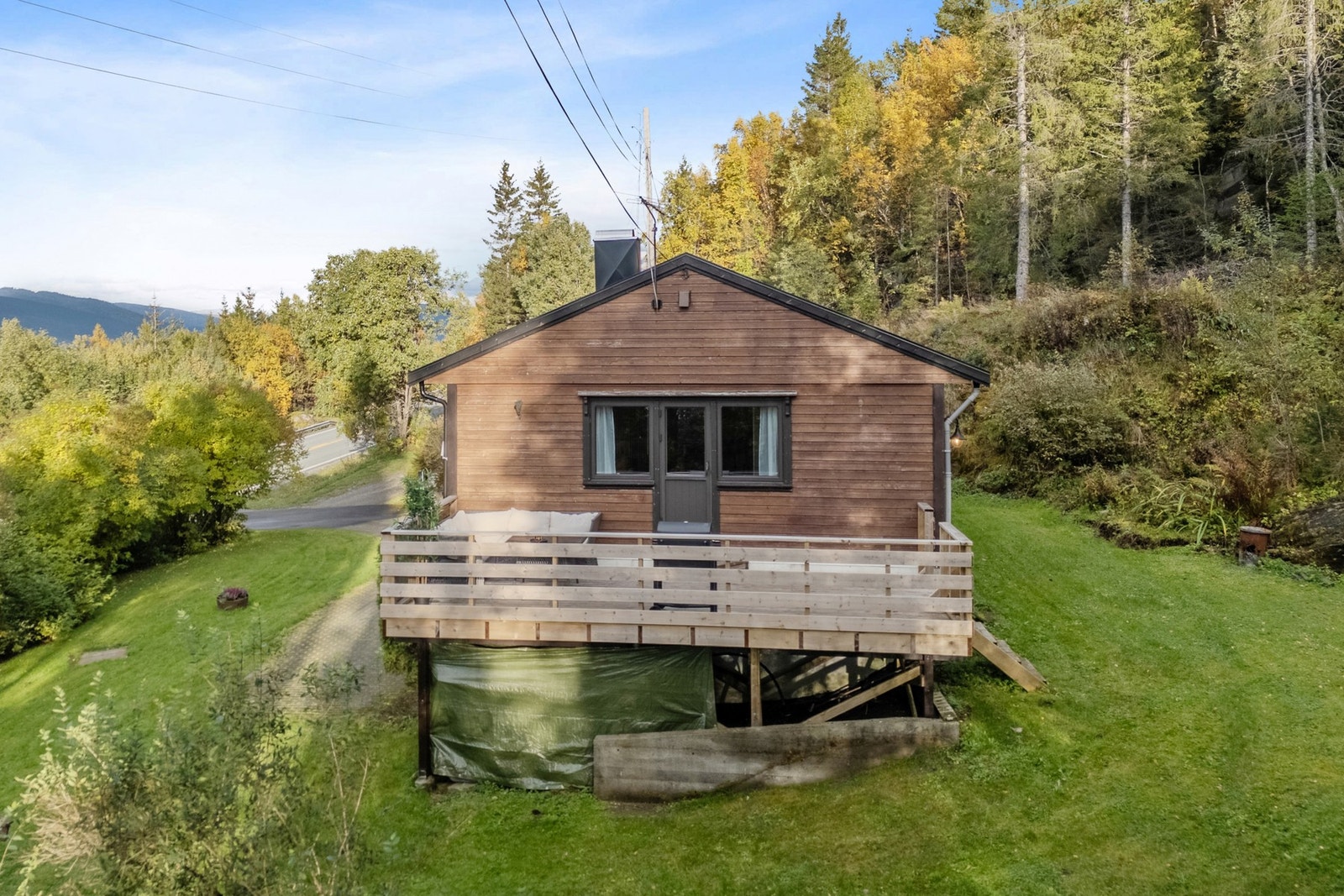 Uteområdet er opparbeidet med plen og busker Galleribilde