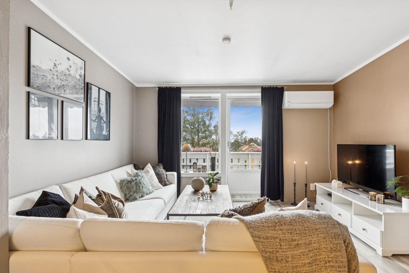 Fra stuen får du tilgang til balkongen som gir en ekstra forlengelse av rommet. Galleribilde