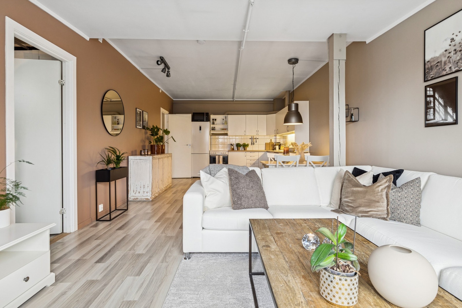 Stuen har plass til ønsket sofagruppe og gir en lun atmosfære med plass til både avslapning og sosiale sammenkomster. Galleribilde