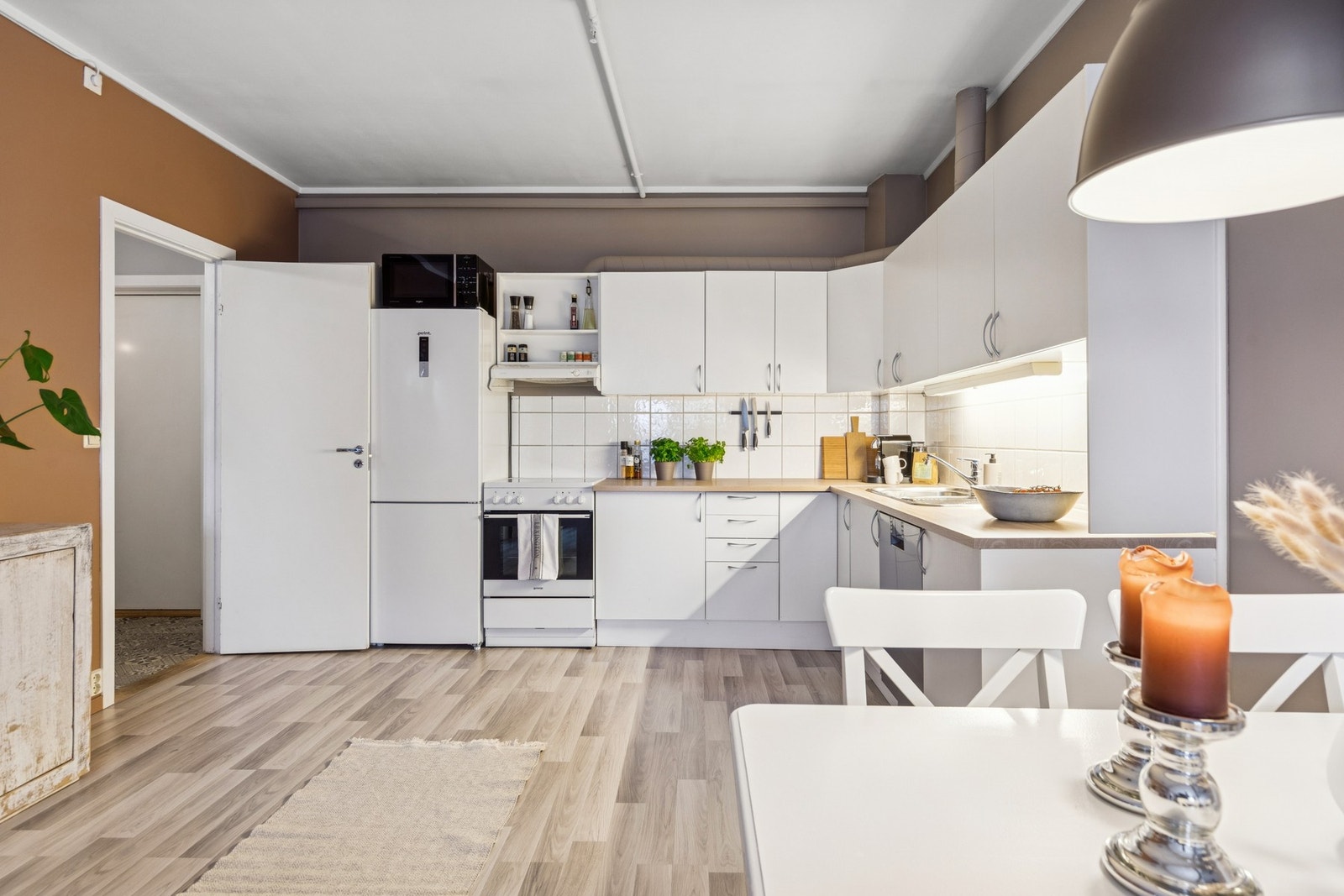 Kjøkkenet har en praktisk utforming med godt med både skap- og benkeplass. Galleribilde