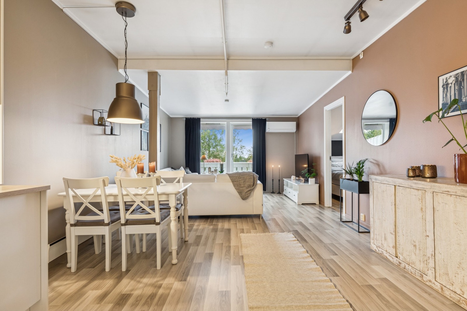 Stuen fremstår som lys og luftig med god takhøyde og store vindusflater som slipper inn rikelig med dagslys. Galleribilde