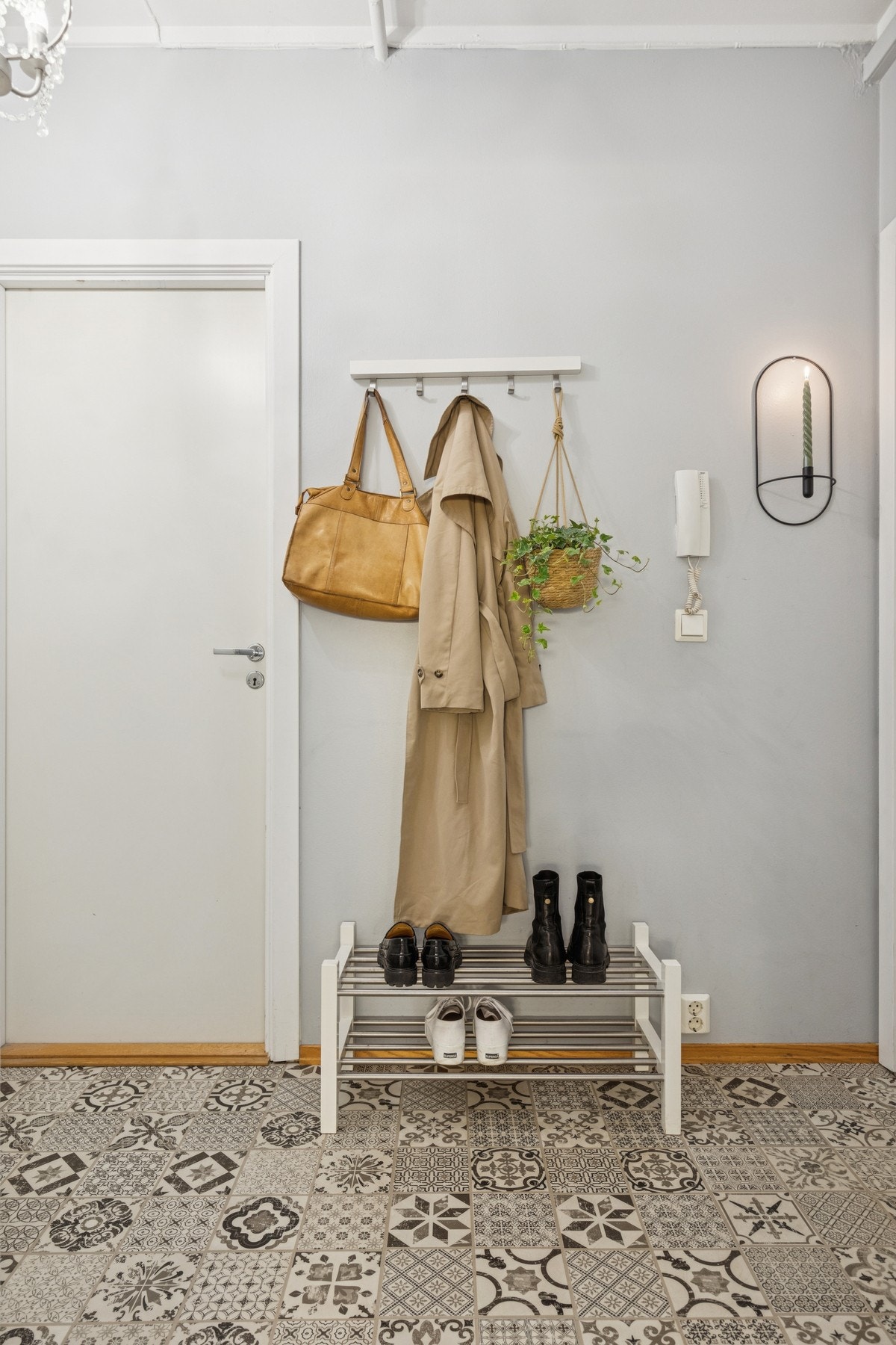 Entréen har et flott gulv der det er dekket av en detaljert mosaikk som fremhever rommets karakter. Galleribilde