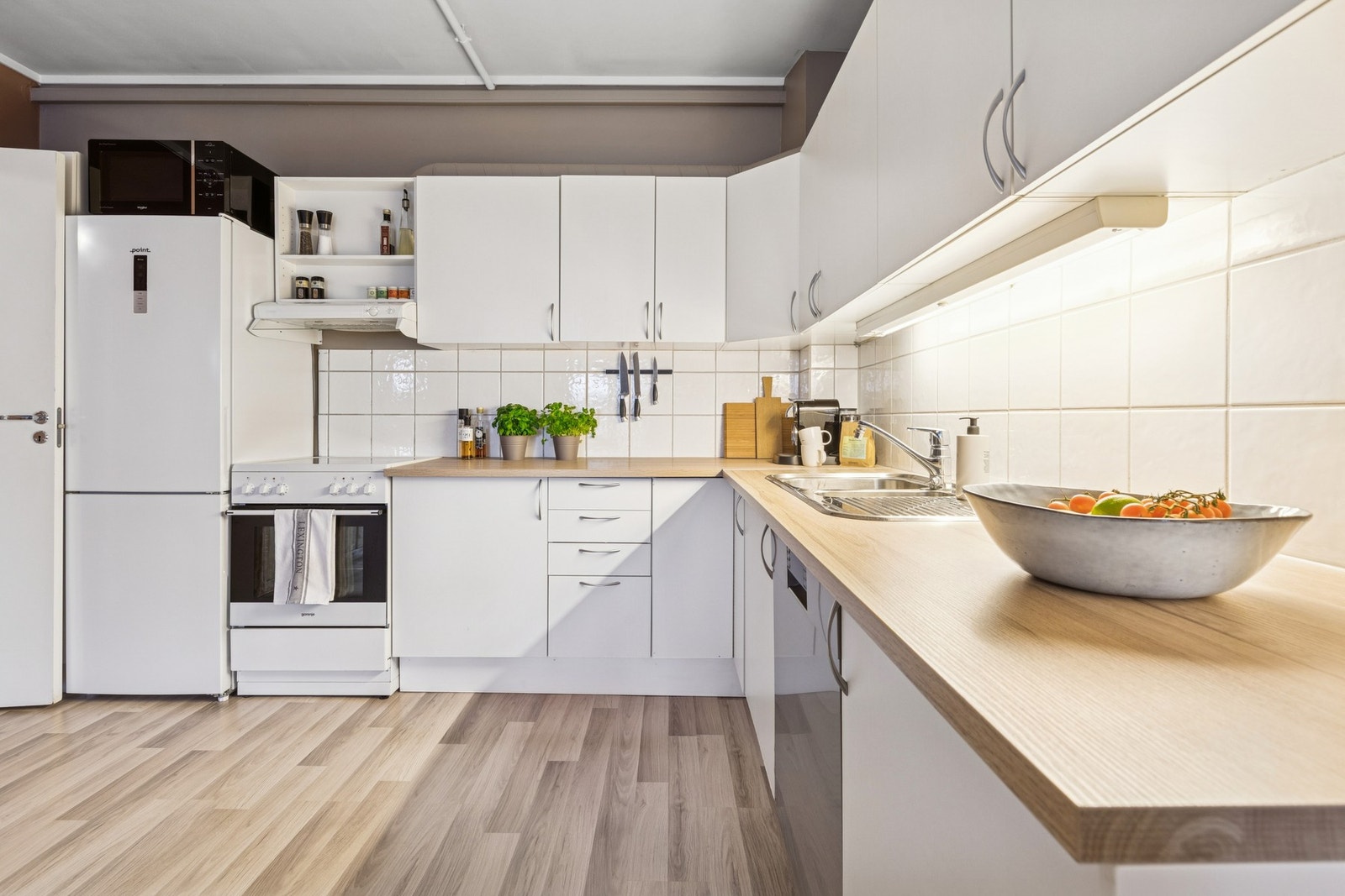 Her er det frittstående kjøleskap med fryserdel. Innfelt oppvaskmaskin og komfyr med keramisk platetopp. Galleribilde