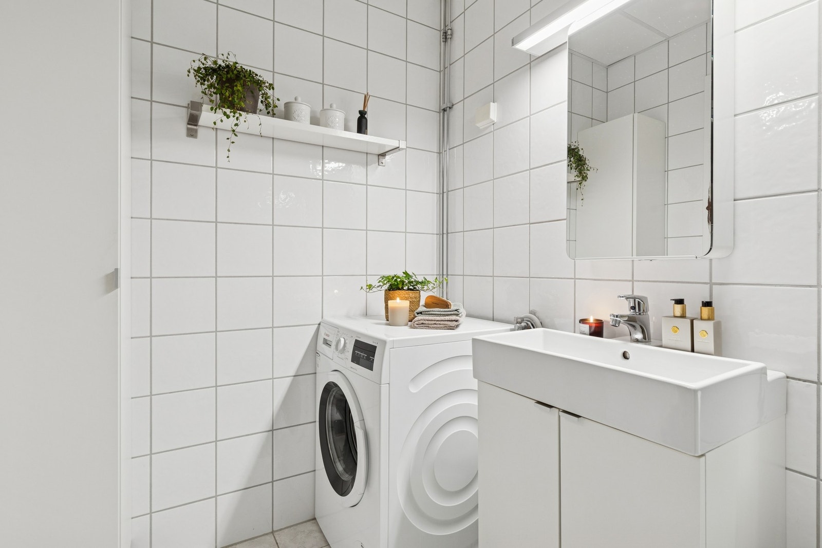 Leilighetens baderom har flislagt gulv med gulvarme som holder varme gjennom hele året. Galleribilde