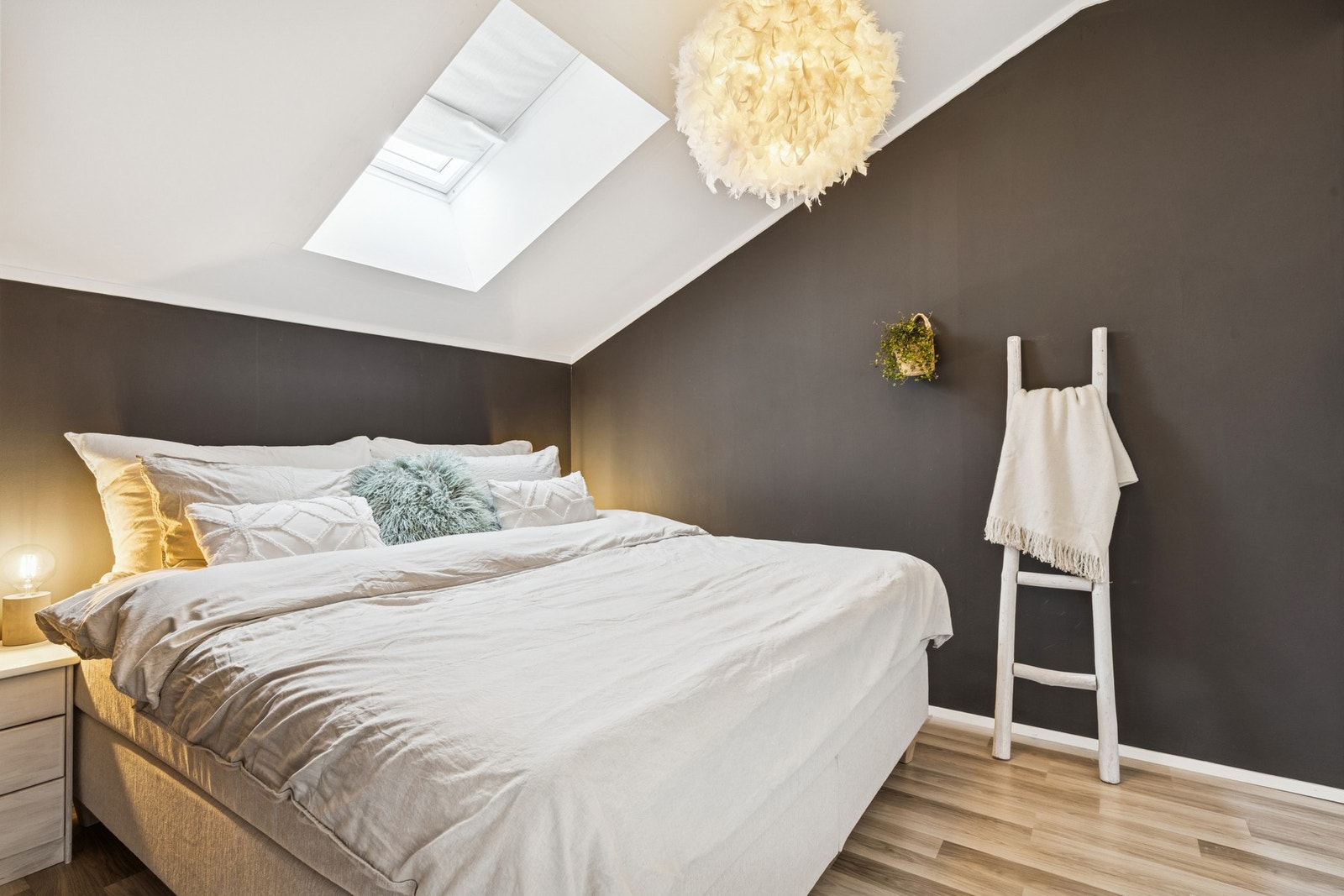 Leilighetens soverom har en lun atmosfære med et nydelig takvindu som gir godt med lysinnslipp. Her er det god plass til dobbeltseng. Galleribilde