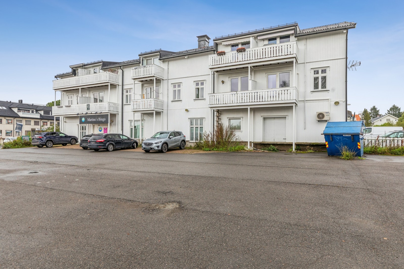 Her får du kort vei til kollektivtransport, servicetilbud og hverdagens nødvendigheter. Kløfta sentrum byr på togforbindelser med hyppige avganger, samt et godt utvalg av butikker, kafeer og servicetjenester. Galleribilde