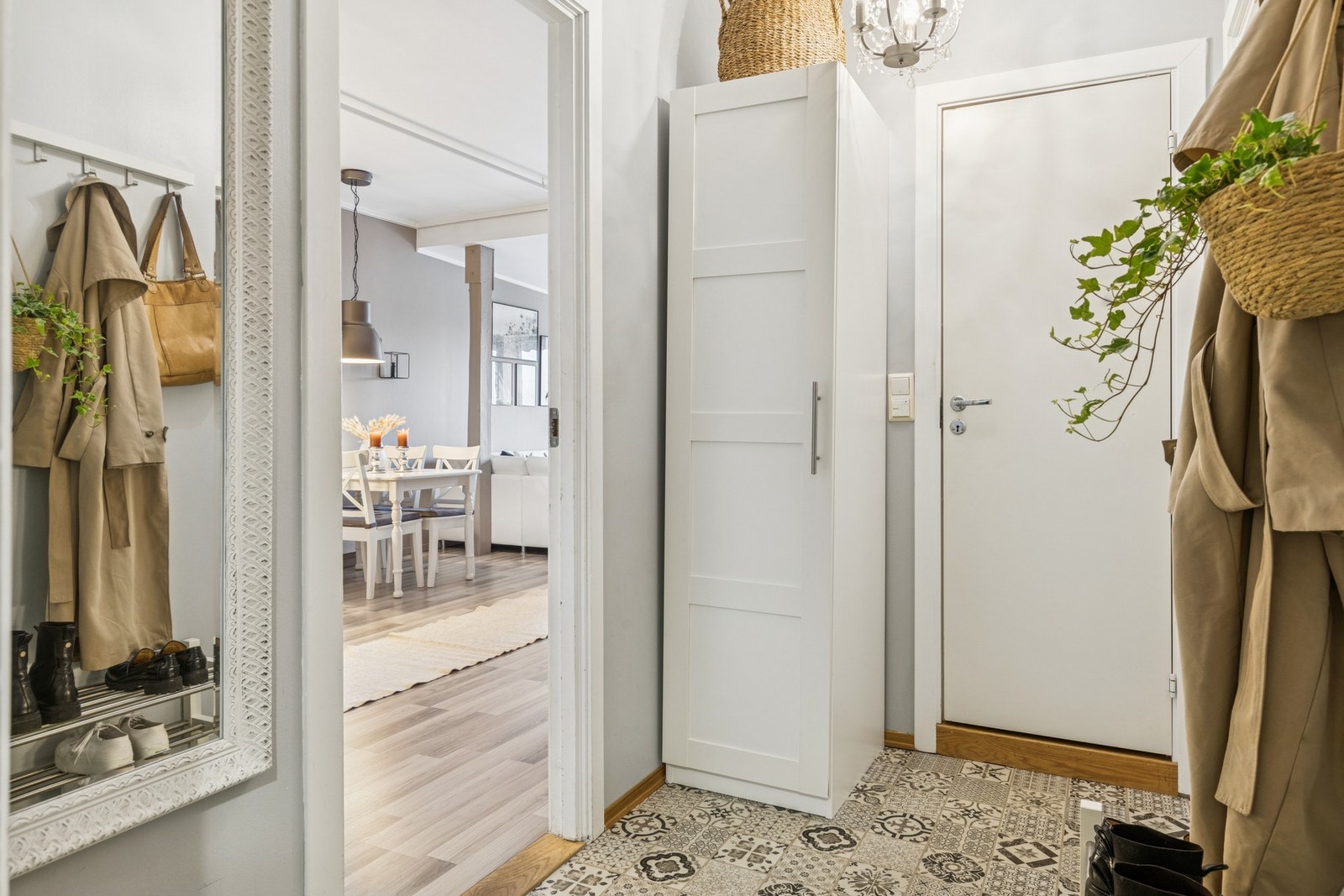 Leiligheten ønsker deg velkommen inn med en pen og romslig entré med mulighet for en garderobeløsning. Galleribilde