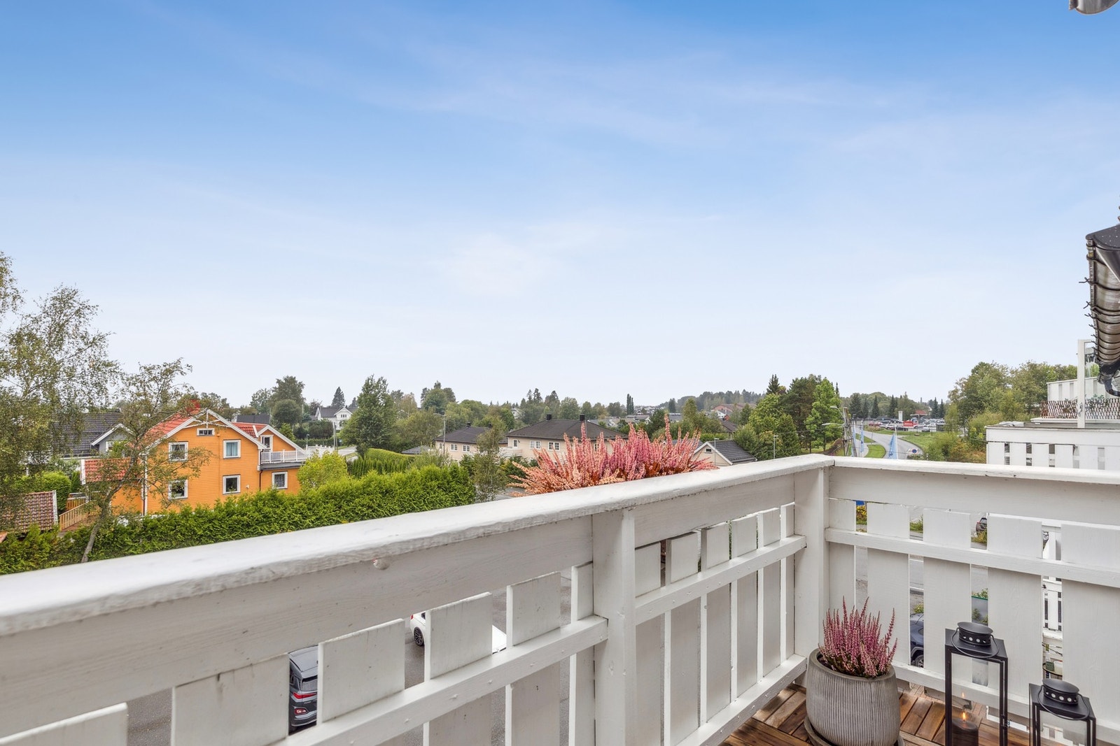 Gjerdrumsvegen 4 - En attraktiv plassering midt på Kløfta i Ullensaker kommune, der man bor med både det praktiske og det hyggelige innen rekkevidde. Galleribilde