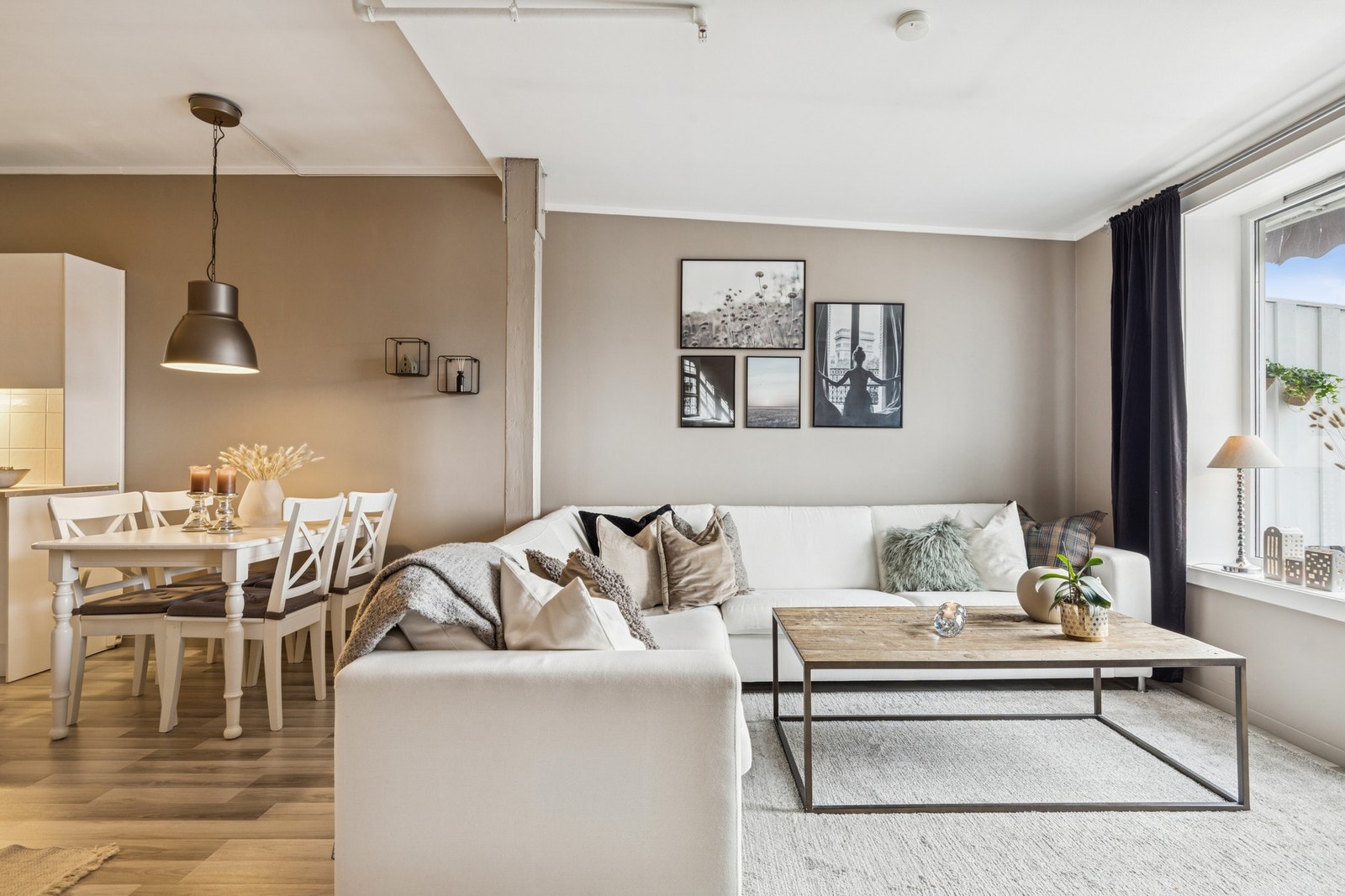 Stuen fremstår som lys og luftig med god takhøyde og store vindusflater som slipper inn rikelig med dagslys. Galleribilde