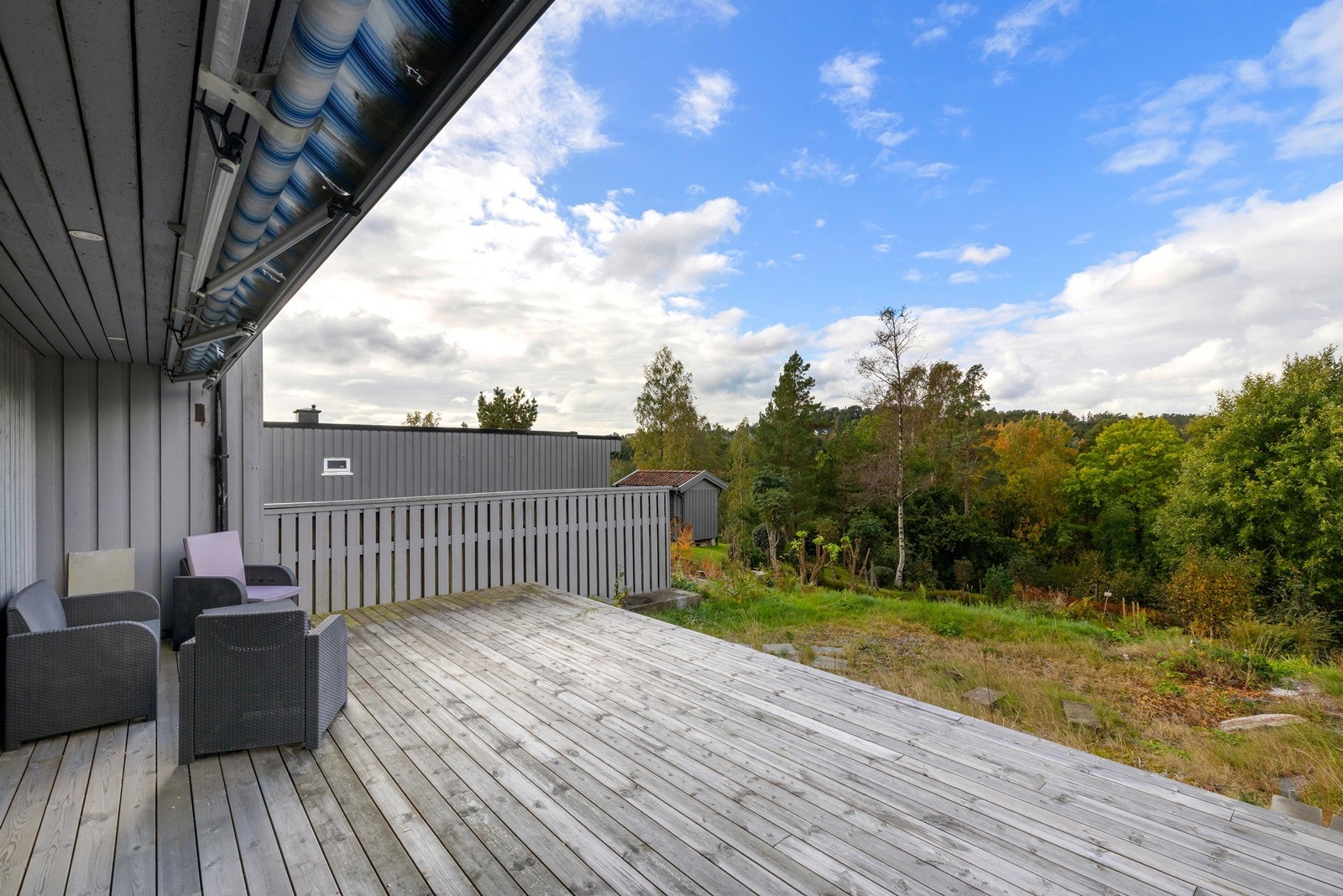 Solrik terrasse hvor deilige sommerdager kan nytes Galleribilde