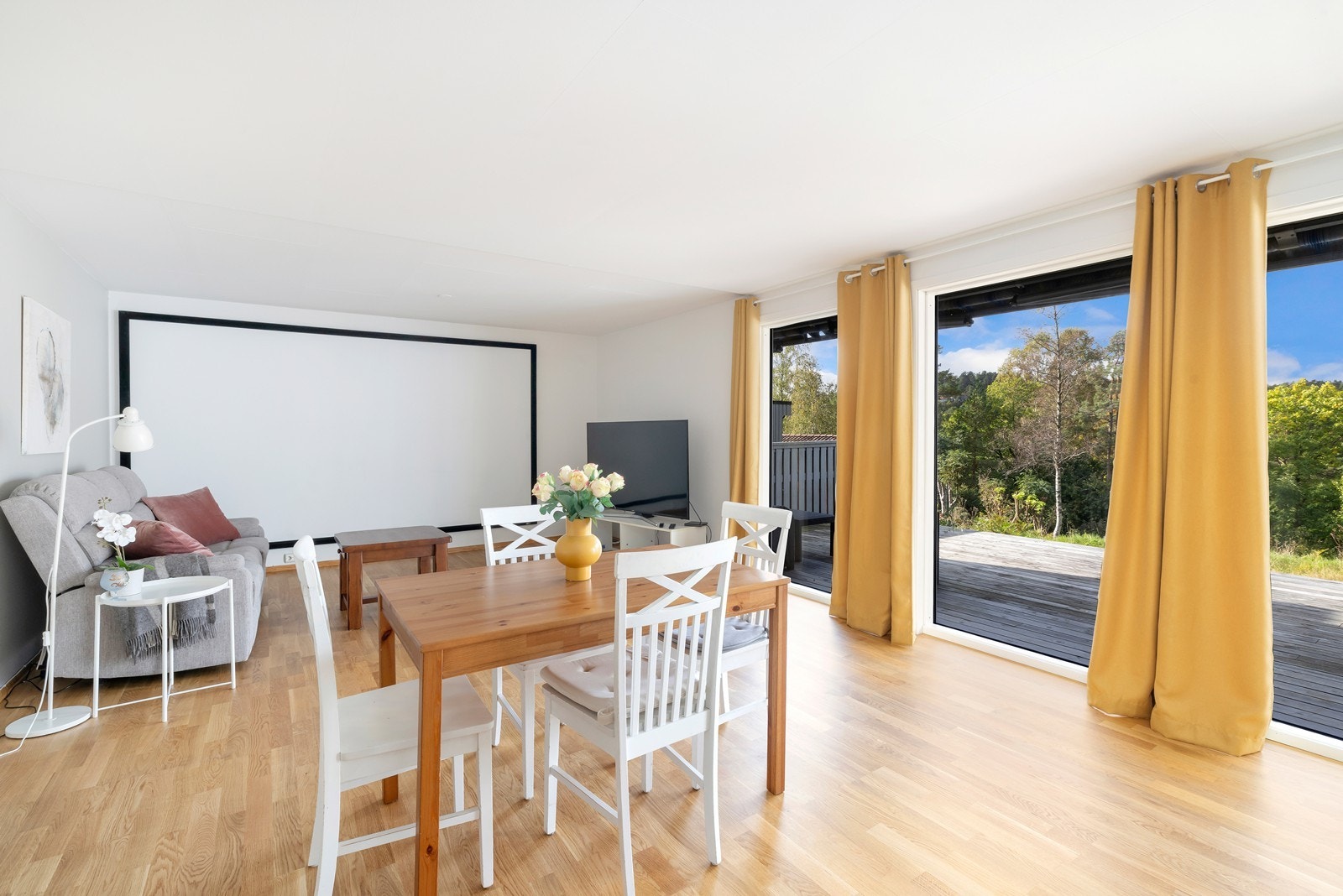 Stue med fine vindusflater Galleribilde