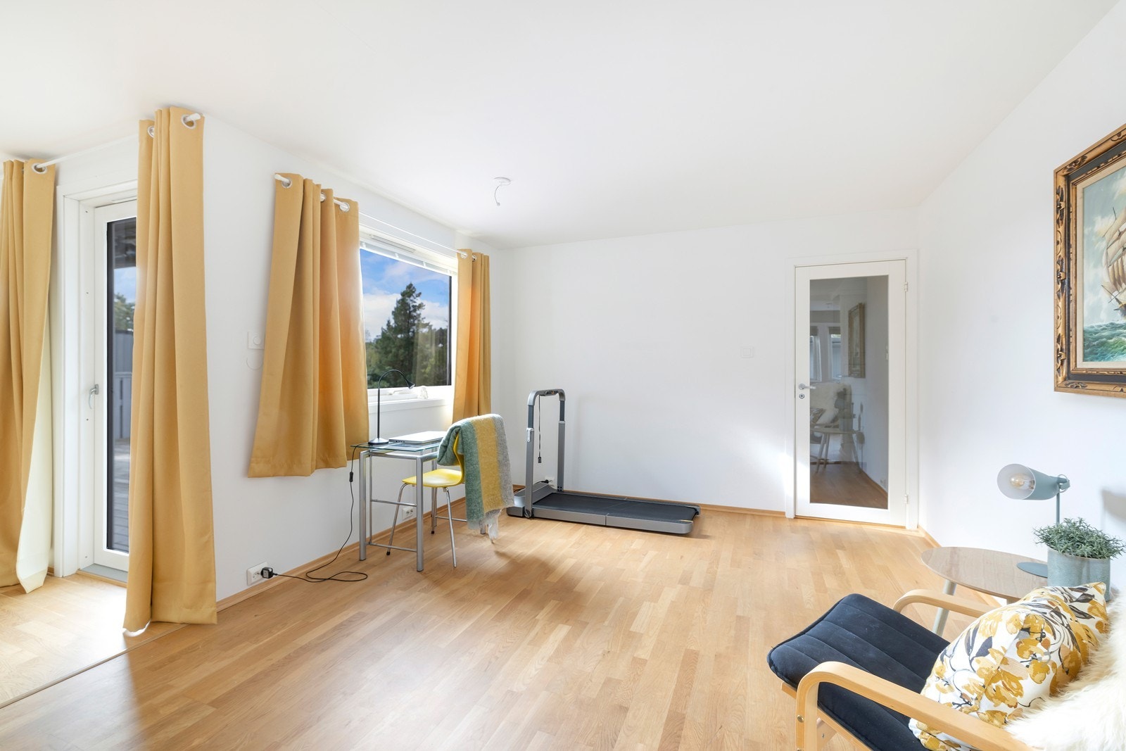 Stue med utgang til solrik terrasse Galleribilde