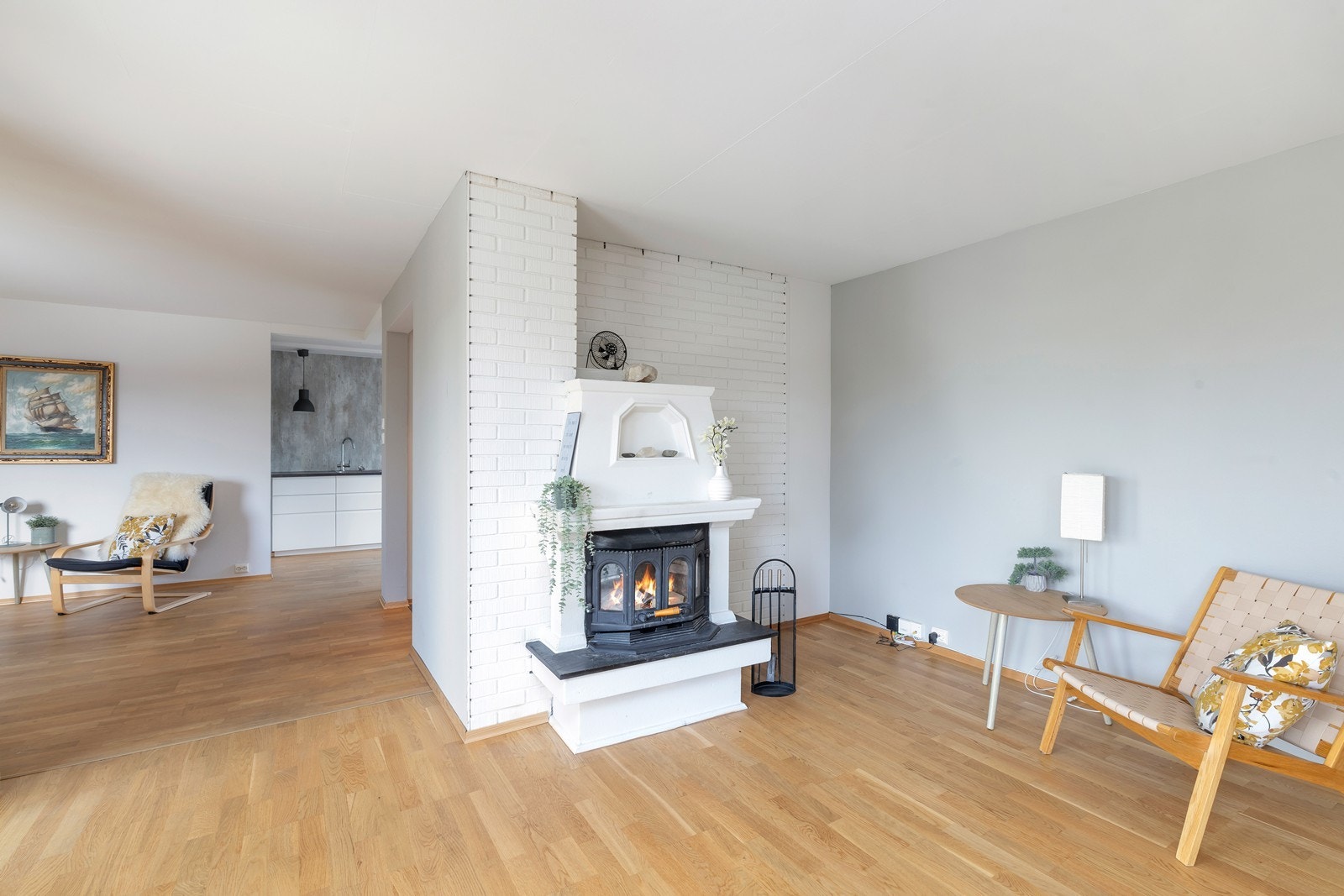 Stue sett inn mot kjøkken Galleribilde