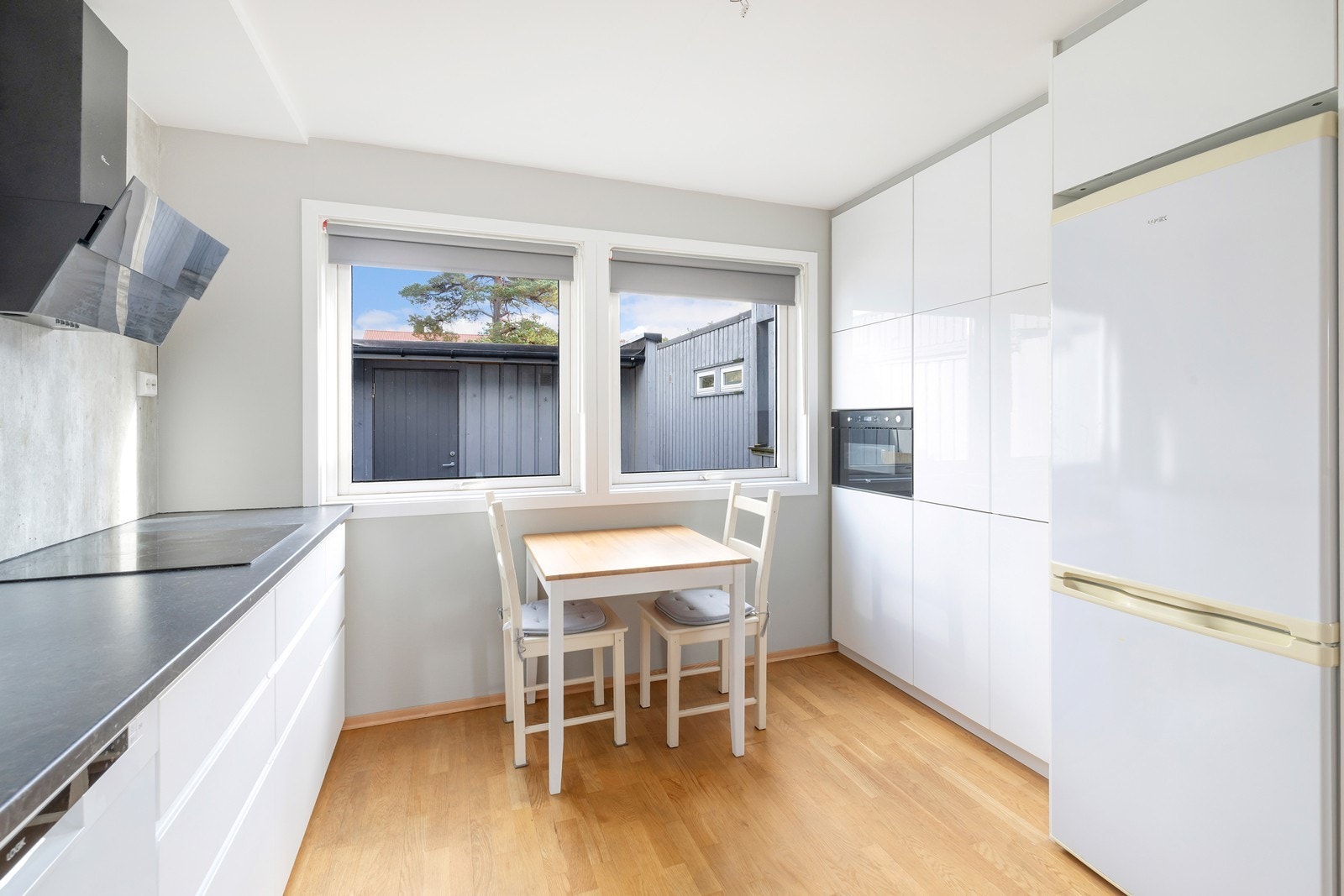 Pent kjøkken med mye skapplass Galleribilde