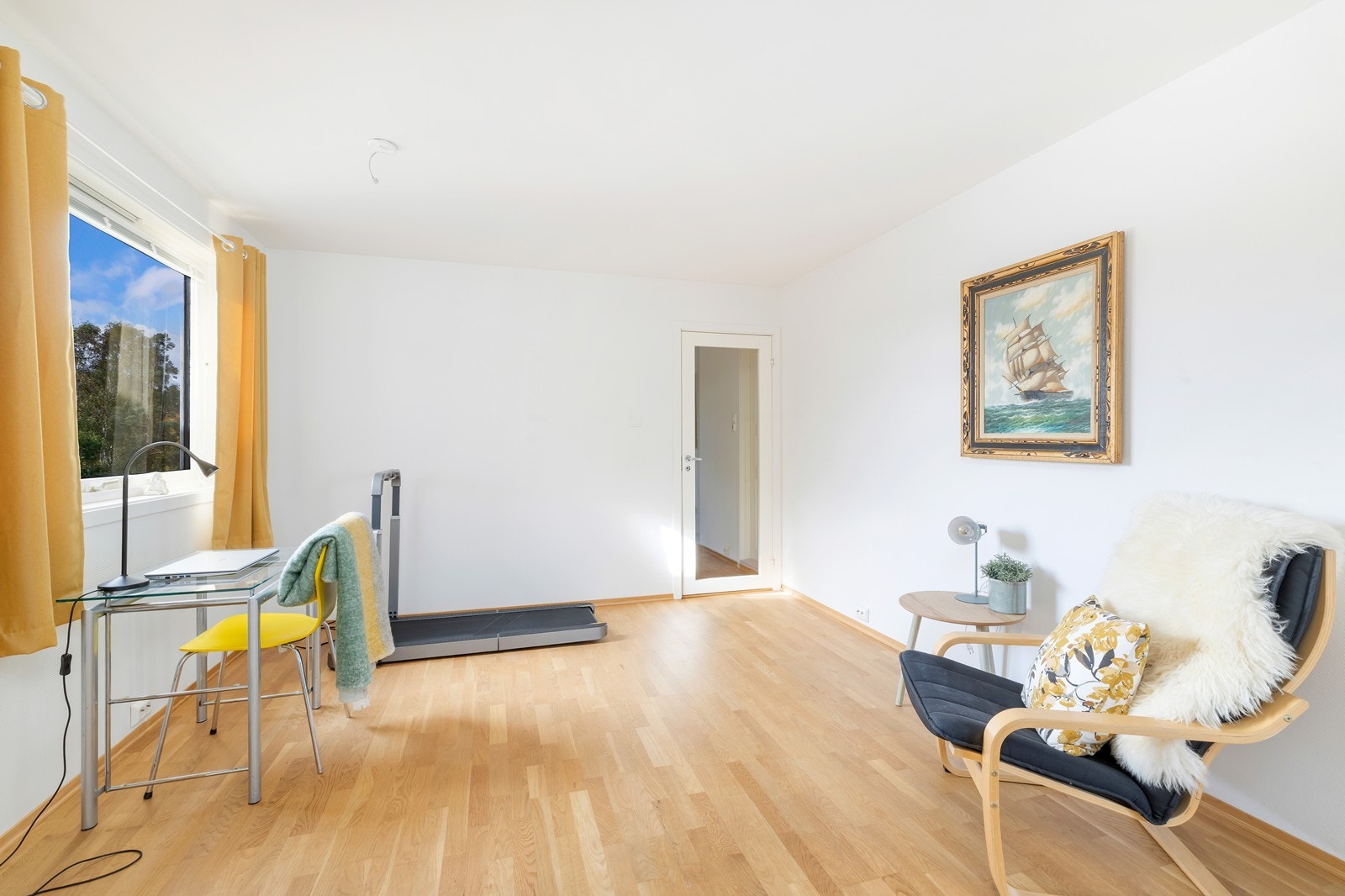 Stue hvor det også er god plass til spisebord eller sofagruppe Galleribilde