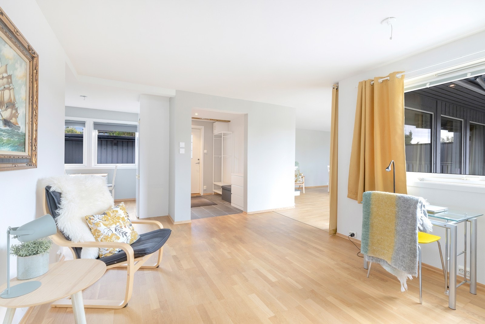 Stue sett mot gang Galleribilde