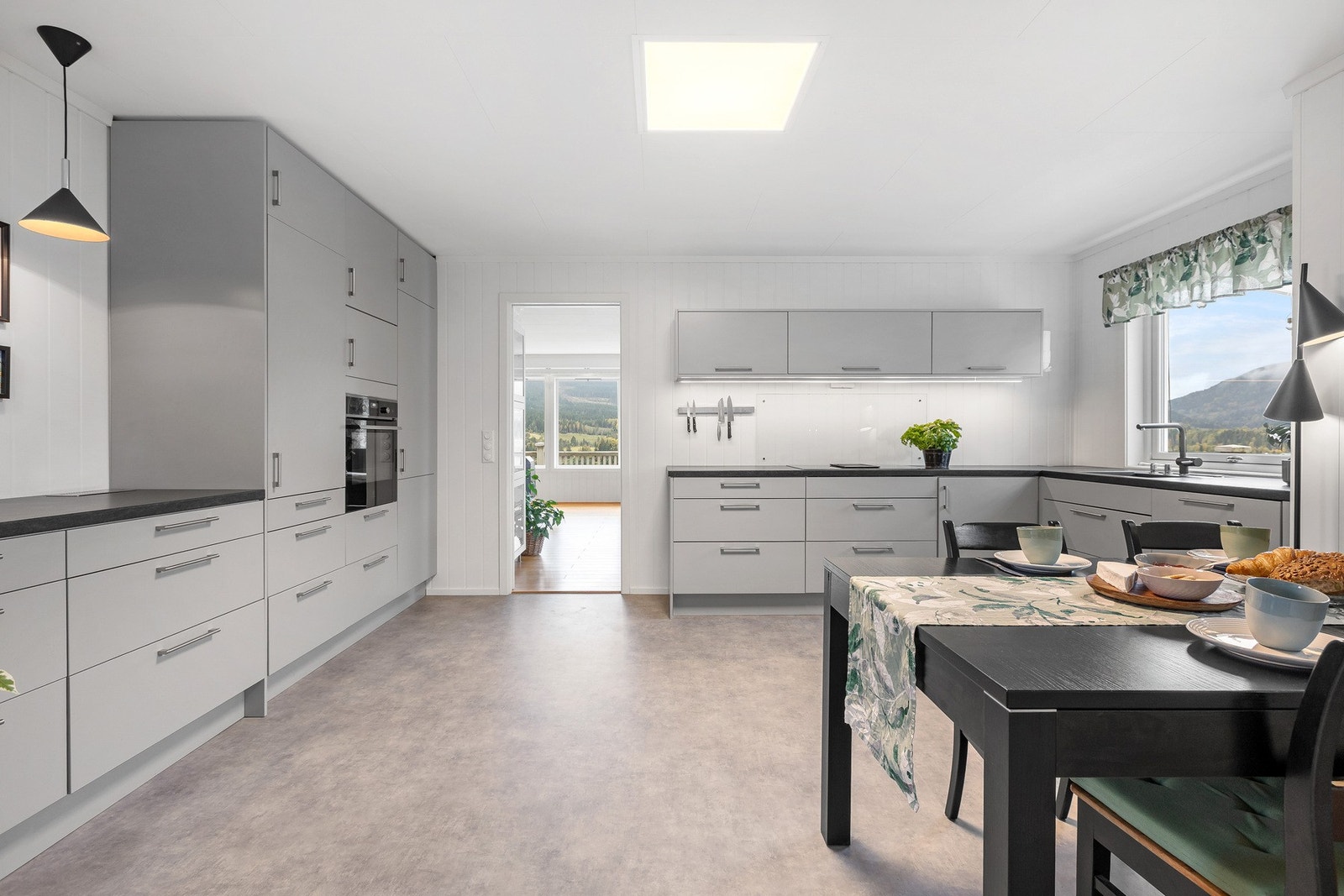 Meget pent kjøkken fra 2020, med god plass til spisebord og stoler. Galleribilde