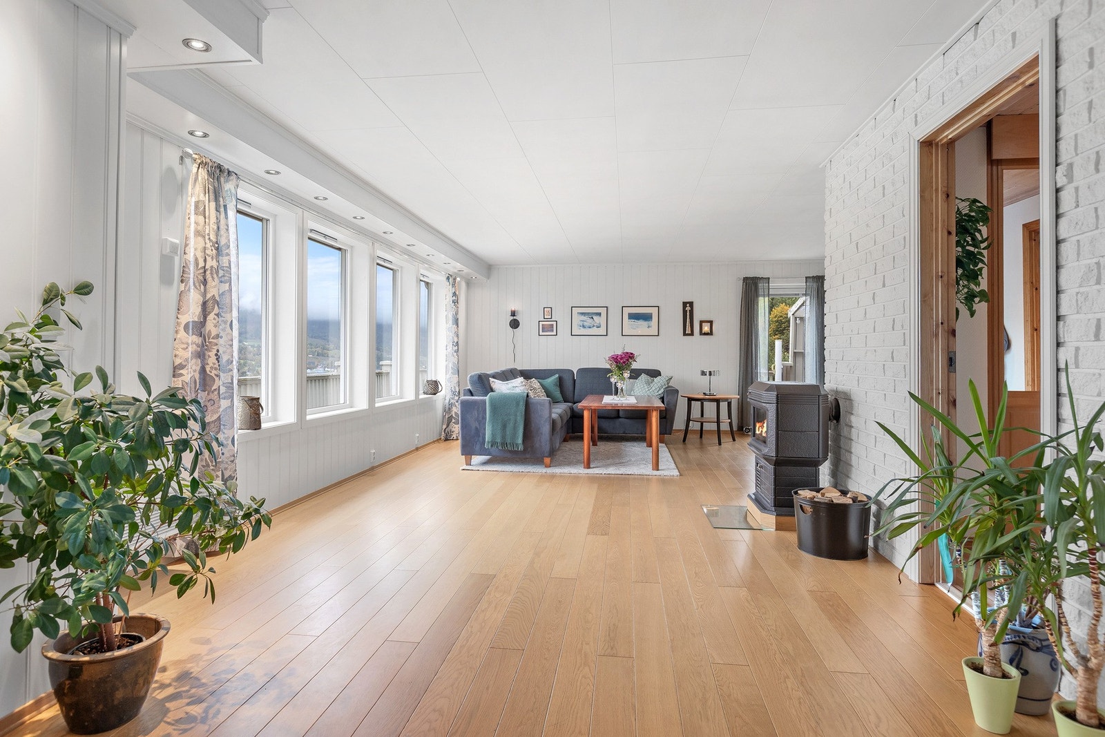 Boligen har fine overflater med malt panel på veggene og pent parkettgulv. Galleribilde