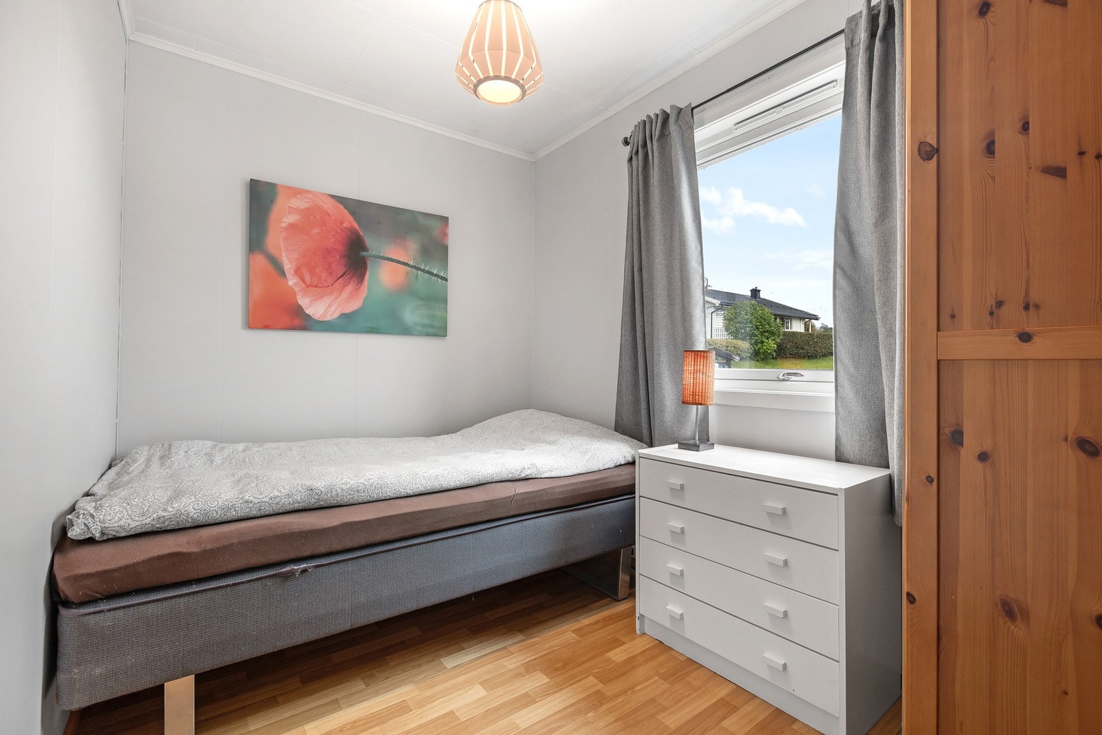 Det andre soverommet har en praktisk utforming med plass til seng, skap etc. Galleribilde