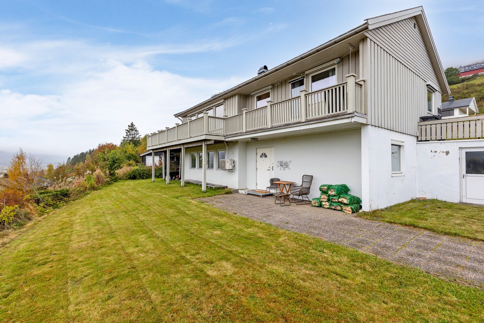 Separat inngang til utleieleiligheten i underetasjen. Galleribilde