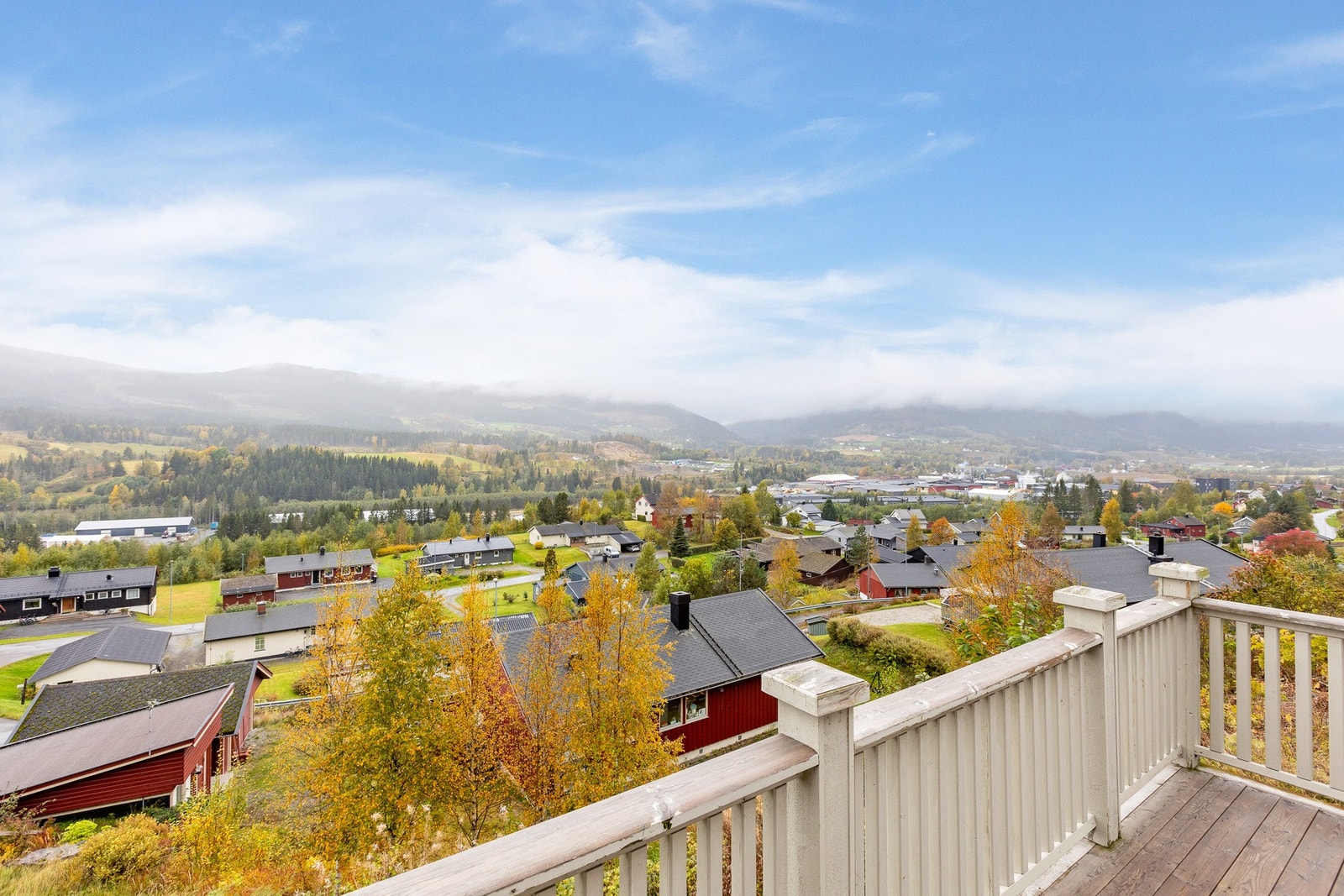 Flott utsikt over dalen fra verandaen. Galleribilde