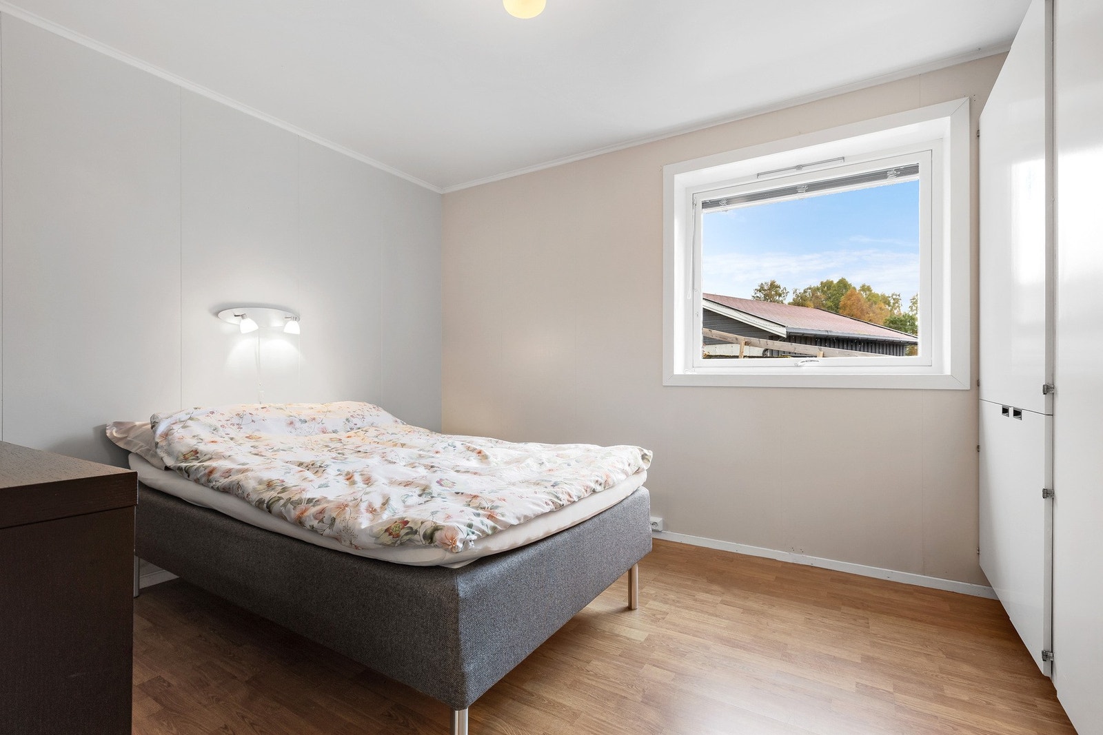 Det er et soverom som tilhører utleieleiligheten, også med garderobeskap. Galleribilde