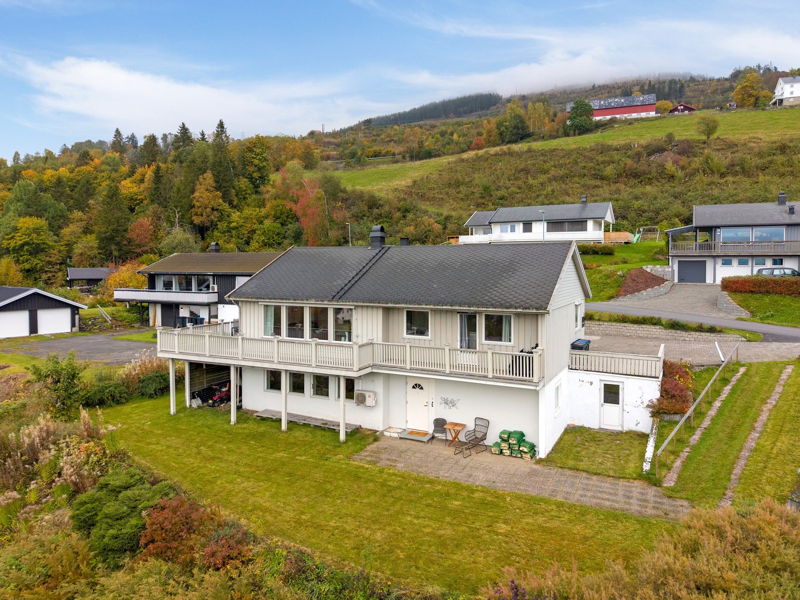 Velkommen til Steinshågån 36 som har en attraktiv og usjenert beliggenhet øverst i et veletablert og rolig boligområde rett ovenfor Segalstad Bru. Galleribilde